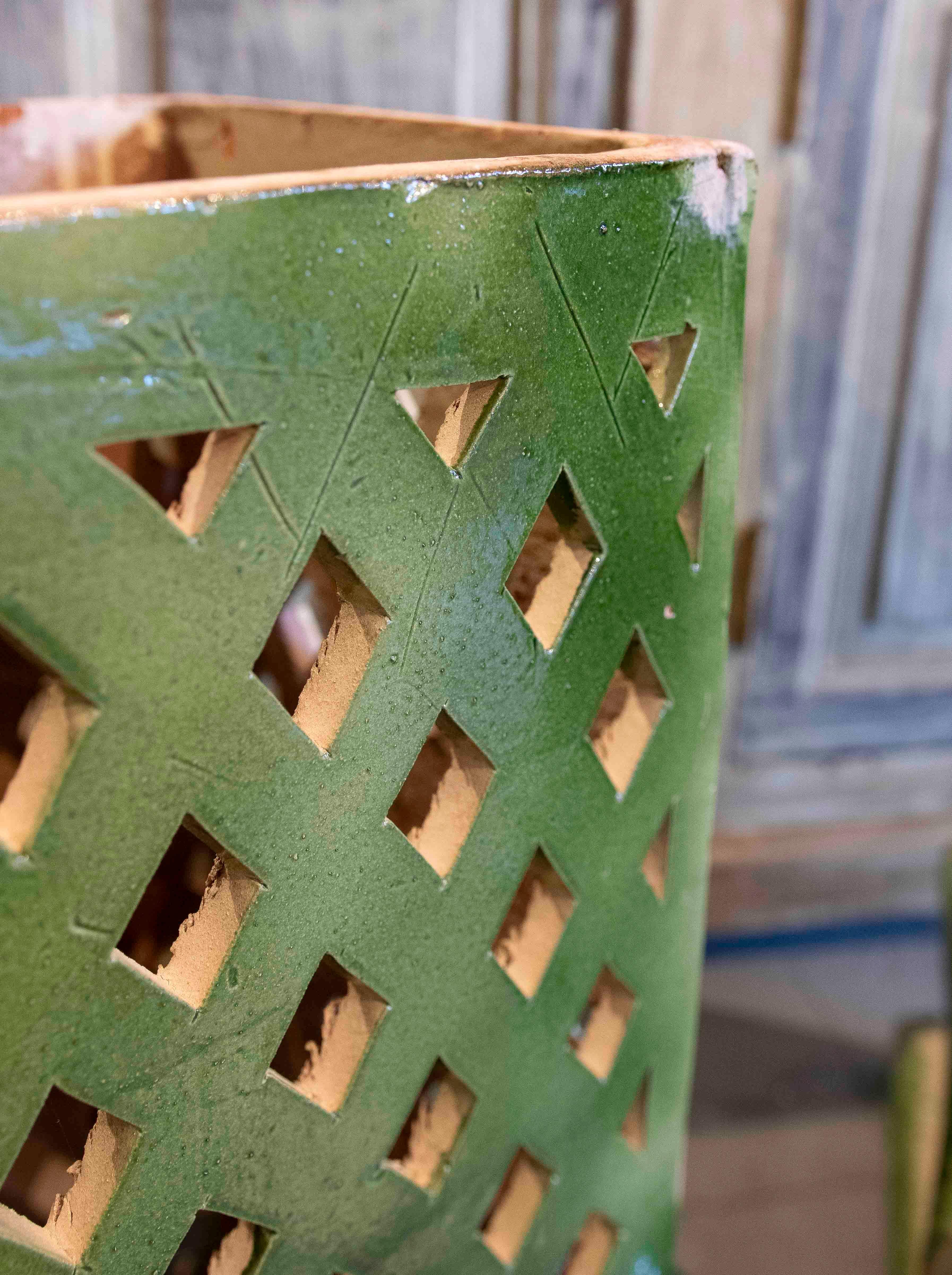 Pareja de faroles de cerámica vidriada verde Cerámico en venta