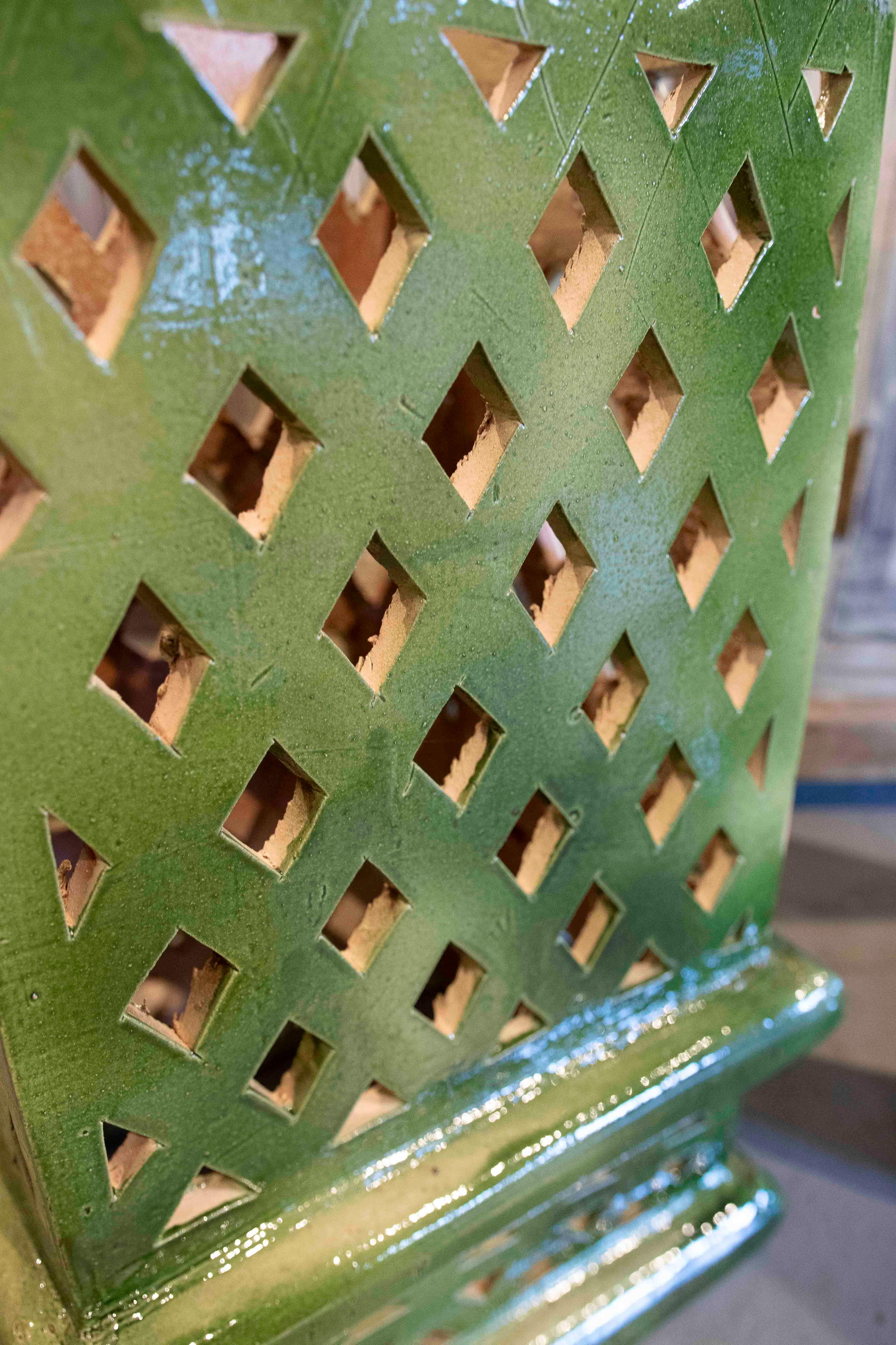 Pareja de faroles de cerámica vidriada verde en venta 1