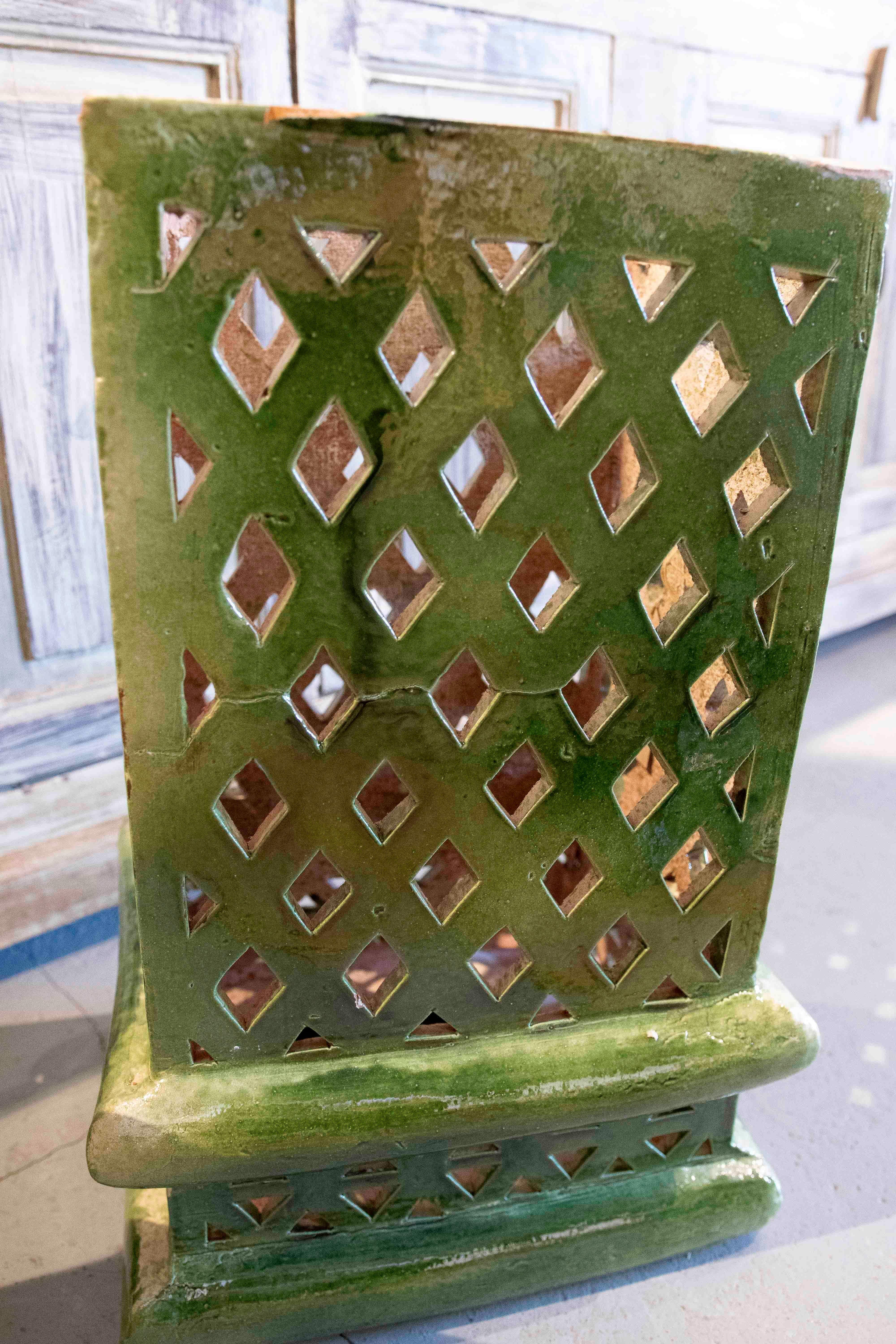 Pareja de faroles de cerámica vidriada verde en venta 2
