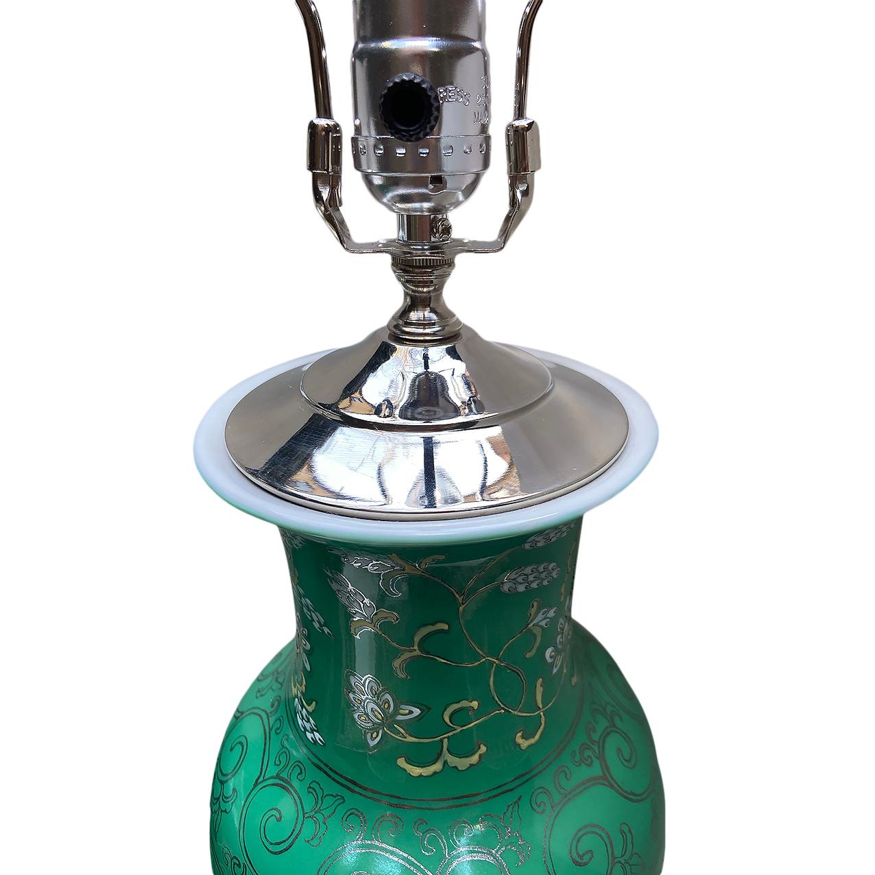 Paire de lampes de table italiennes des années 1940 en porcelaine avec décor floral et feuillage et motif argenté de feuille défilante sur le corps et ferrure nickelée.

Mesures :
Hauteur du corps 21
Diamètre 7 cm.