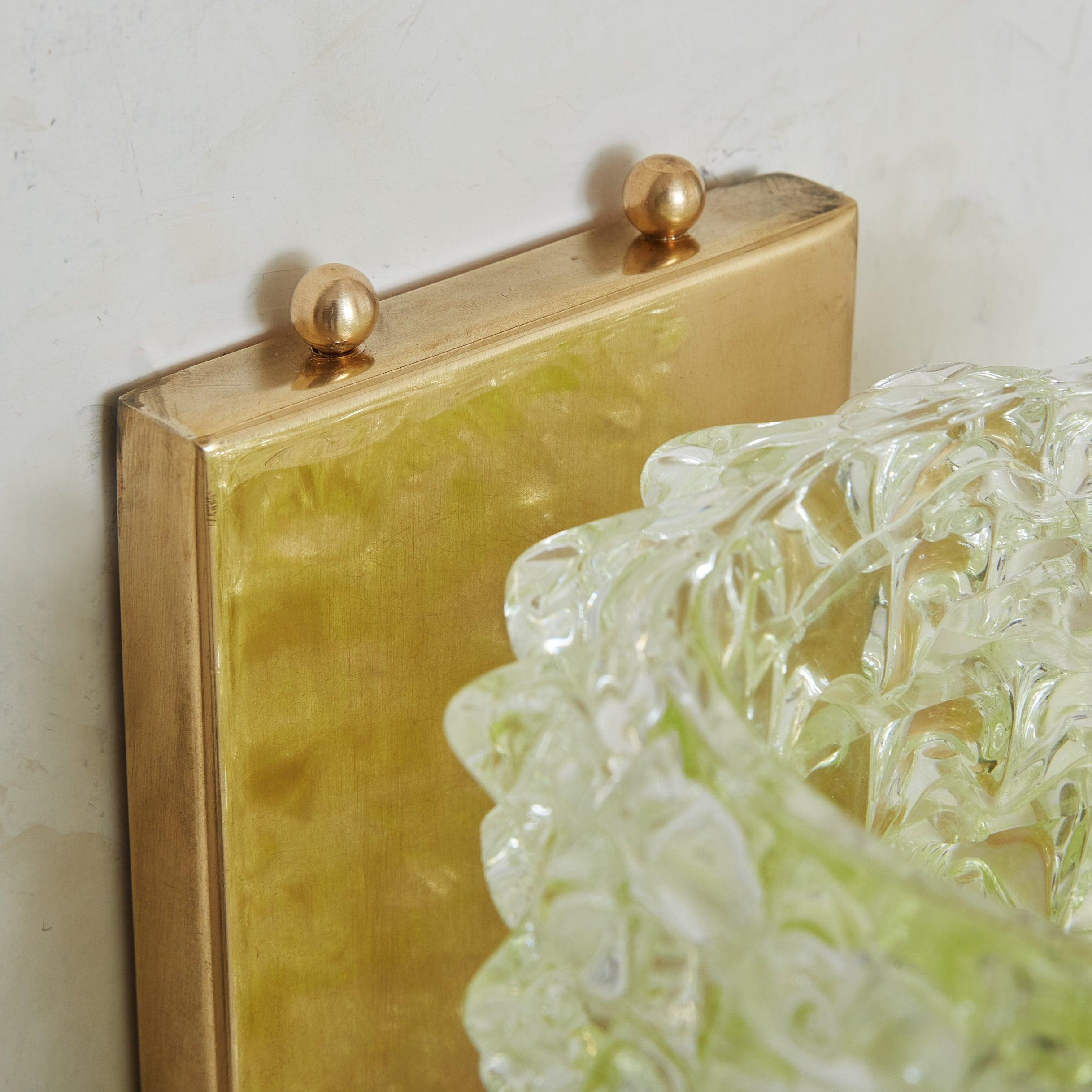 Moderne Paire d'appliques italiennes de style rostrate en verre soufflé à la main avec bases en laiton en vente