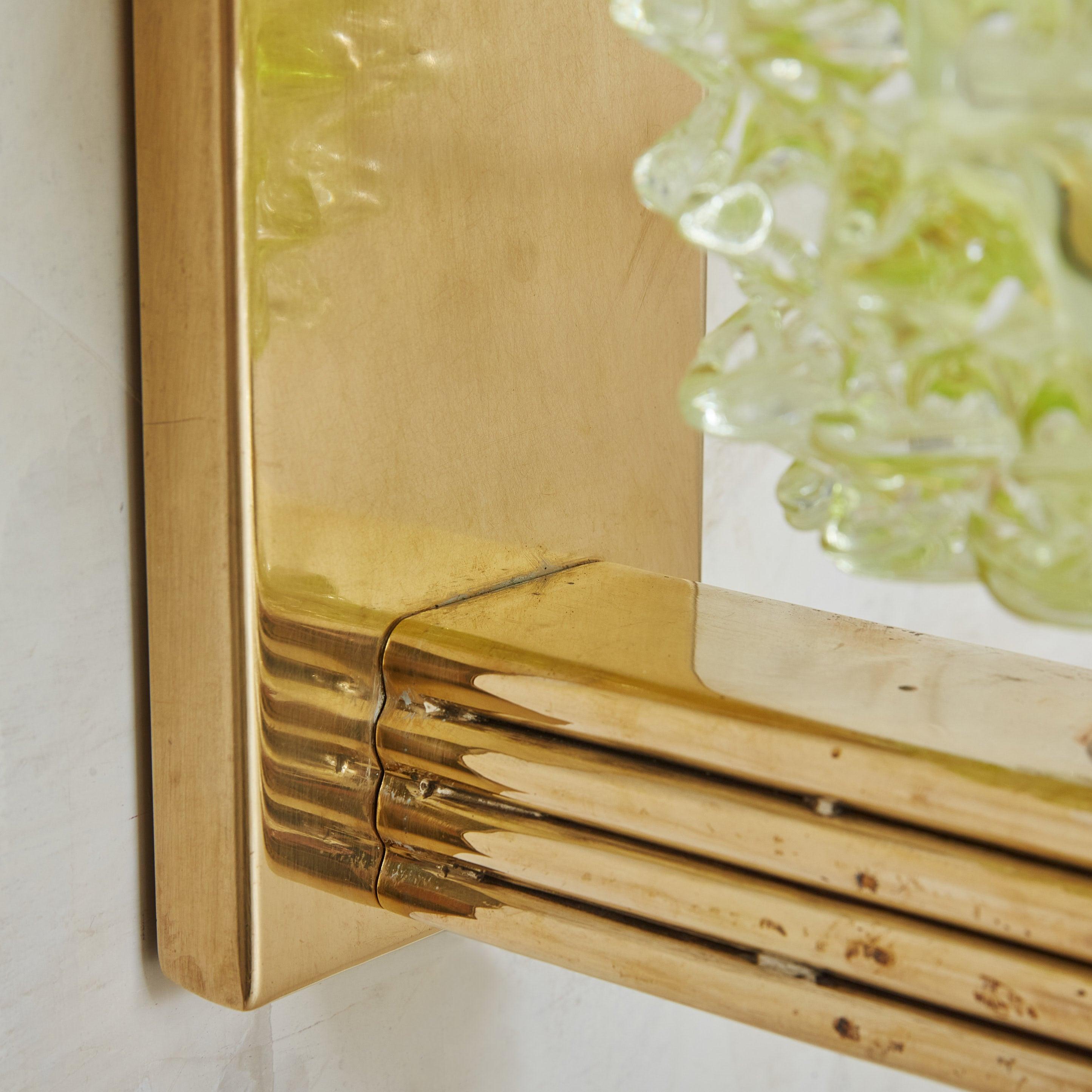 XXIe siècle et contemporain Paire d'appliques italiennes de style rostrate en verre soufflé à la main avec bases en laiton en vente