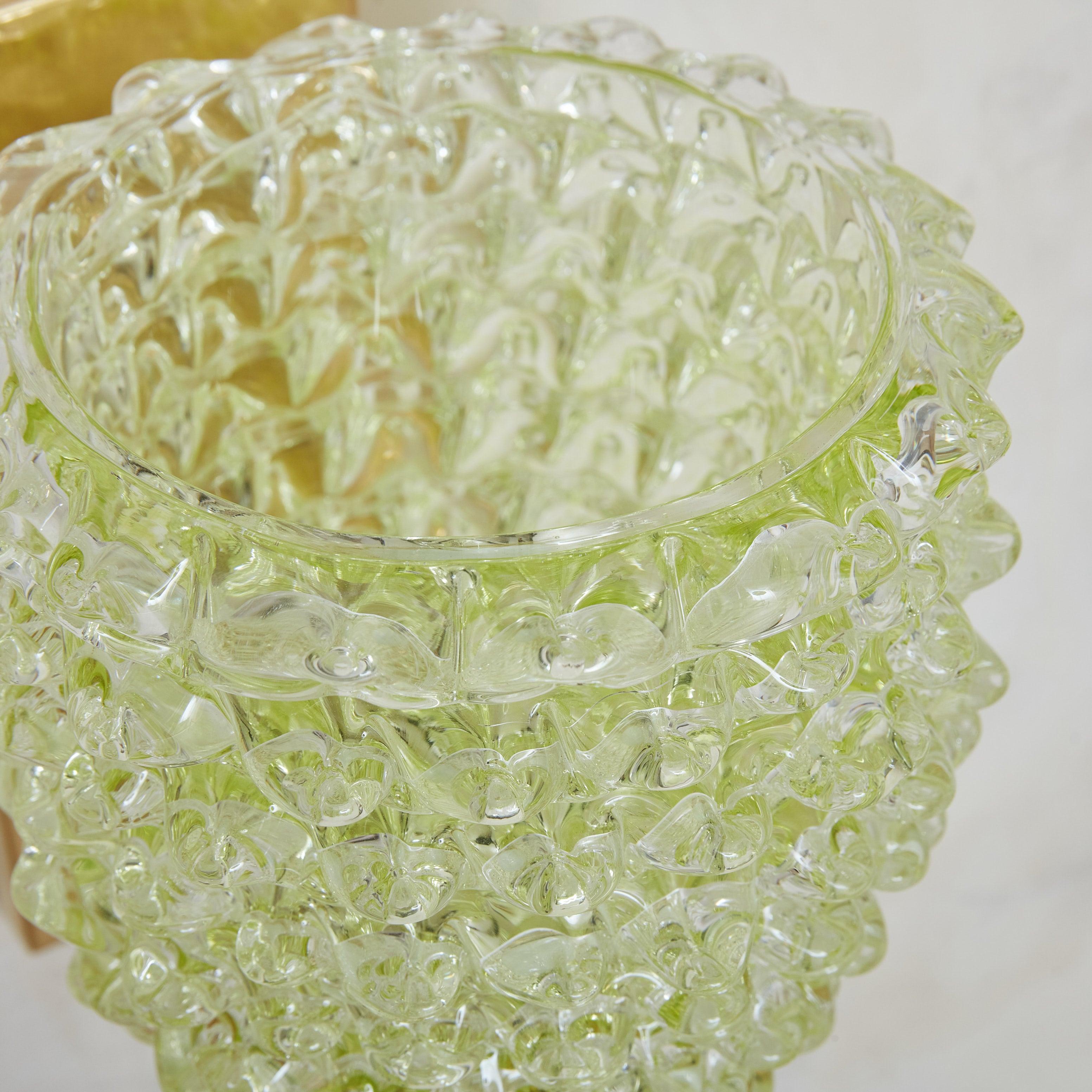 Laiton Paire d'appliques italiennes de style rostrate en verre soufflé à la main avec bases en laiton en vente