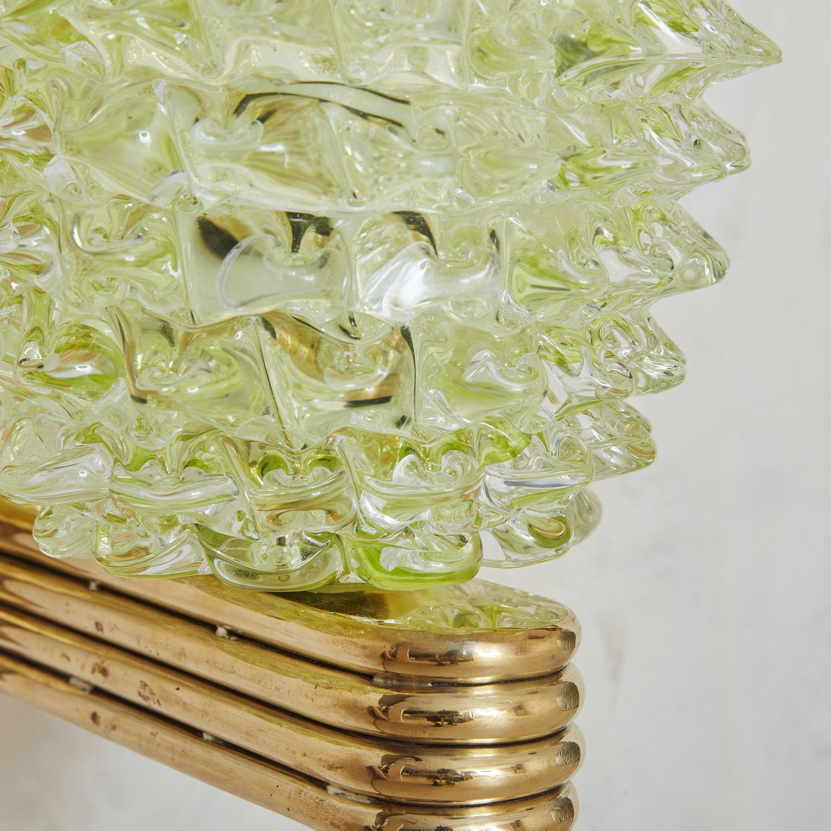 Paire d'appliques italiennes de style rostrate en verre soufflé à la main avec bases en laiton en vente 1