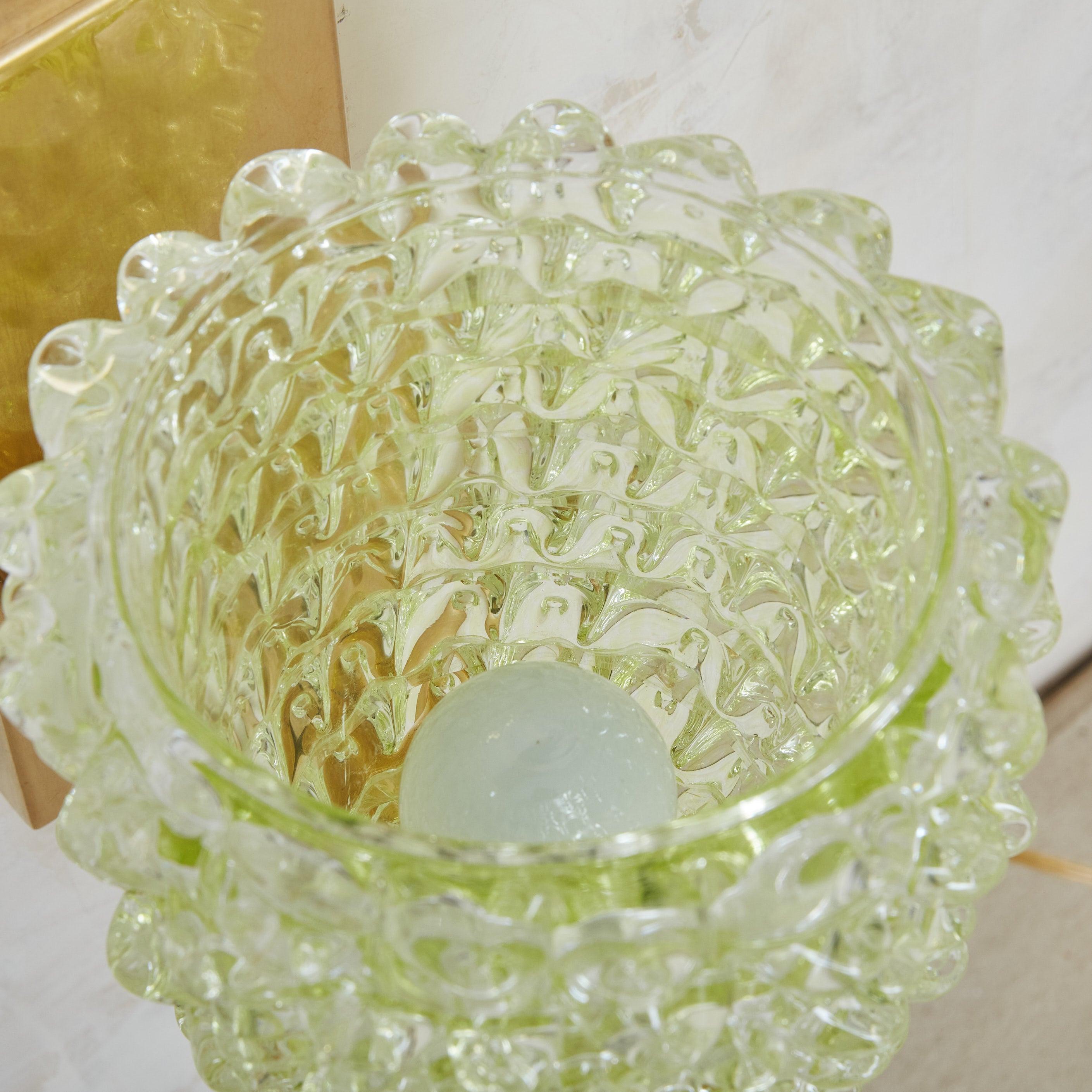 Paire d'appliques italiennes de style rostrate en verre soufflé à la main avec bases en laiton en vente 2
