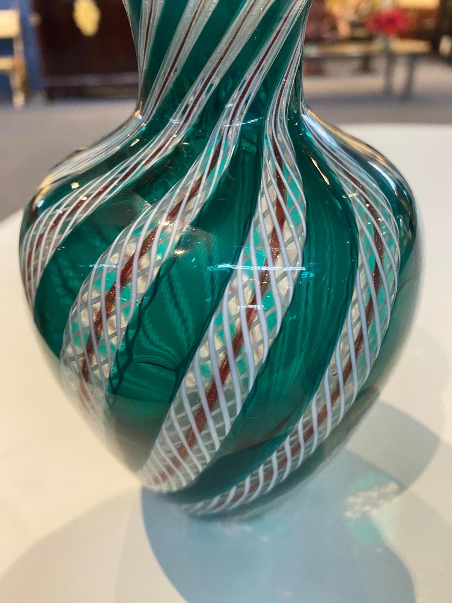 Verre Paire de vases en verre de Murano vert Laticcino en vente
