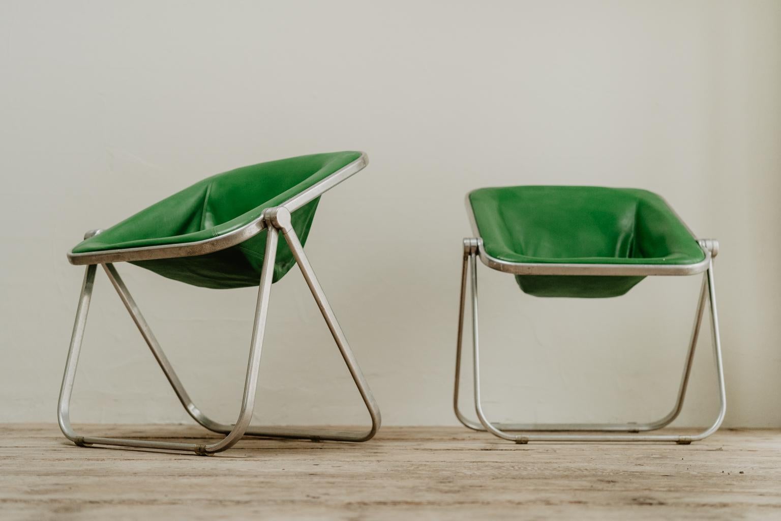 A nice pair of Plona folding chairs, great patina on the bright green leather, these were made by Piretti for Castellia, 1969
