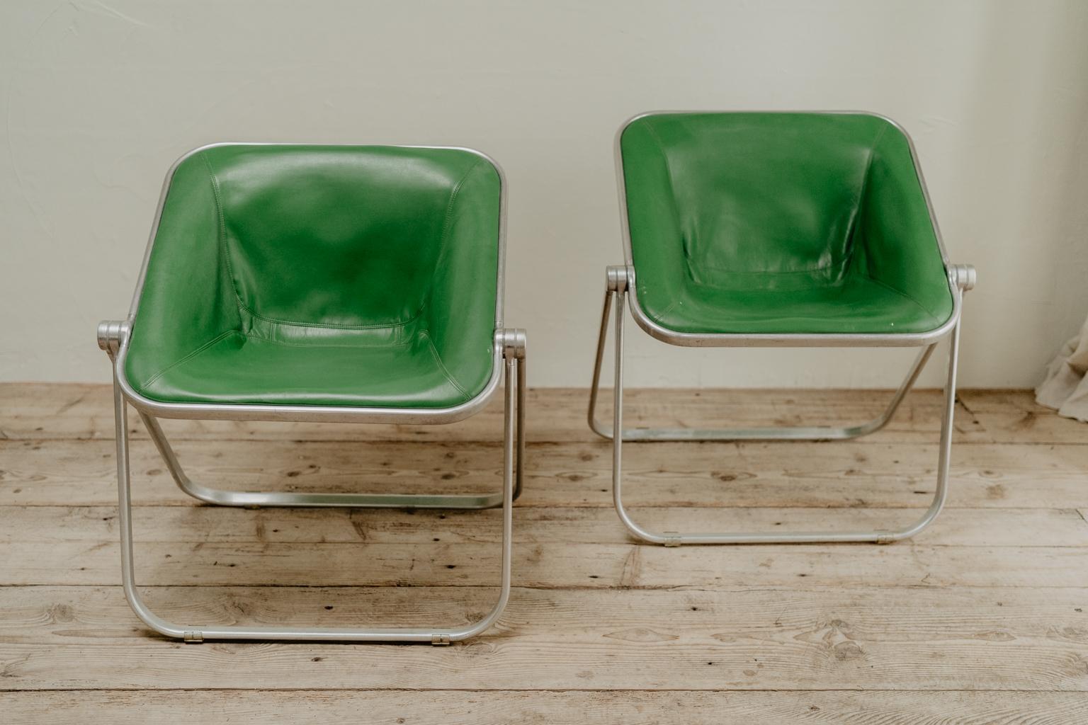 pair of green leather folding Plona chairs In Good Condition In Brecht, BE