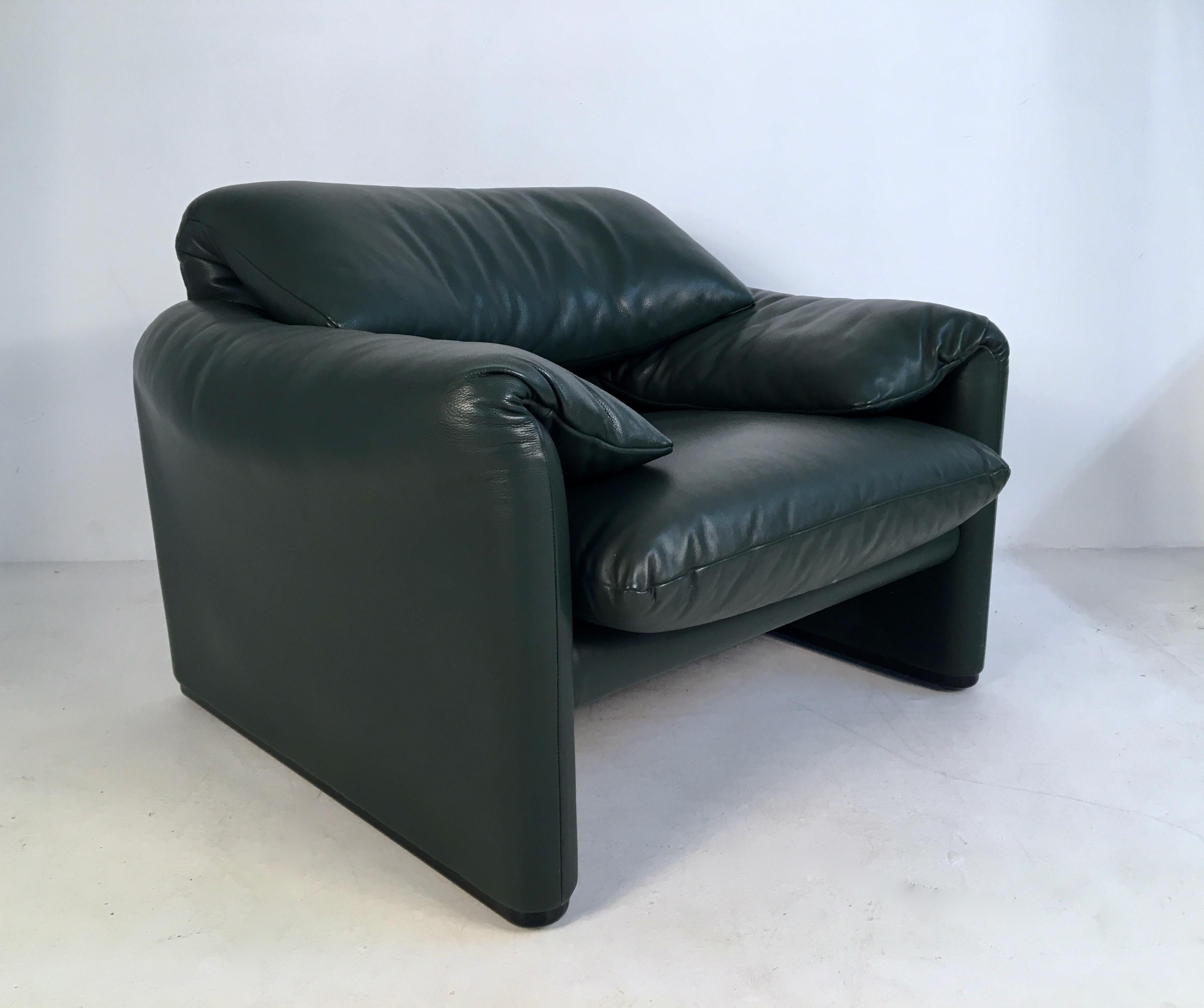 Modern Pair of Green Leather 'Maralunga' Lounge Chairs by Magistretti for Cassina