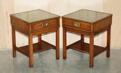 Pärchen grüne lederne militärische Campaigner Einzelne Schublade Seite Ende Lampe Wein Tische