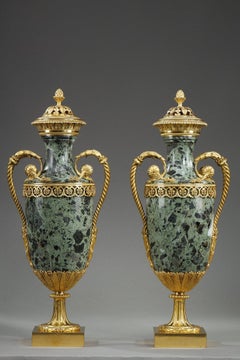 Pareja de balaustres de mármol verde, firmados Victor Raulin