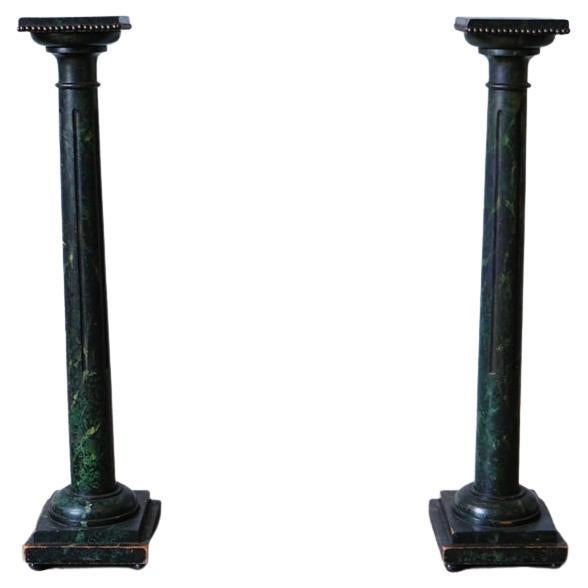 Paire de colonnes à piédestaux de style marbre vert en bois polychromé