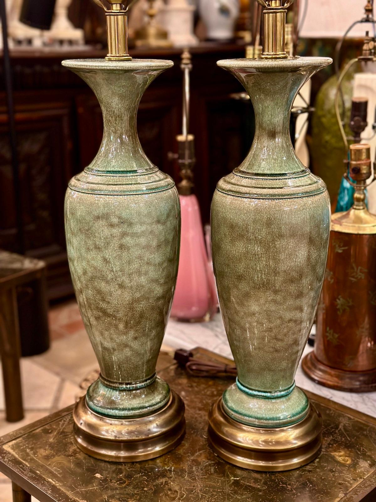 Porcelaine Paire de lampes en porcelaine verte du milieu du siècle dernier en vente