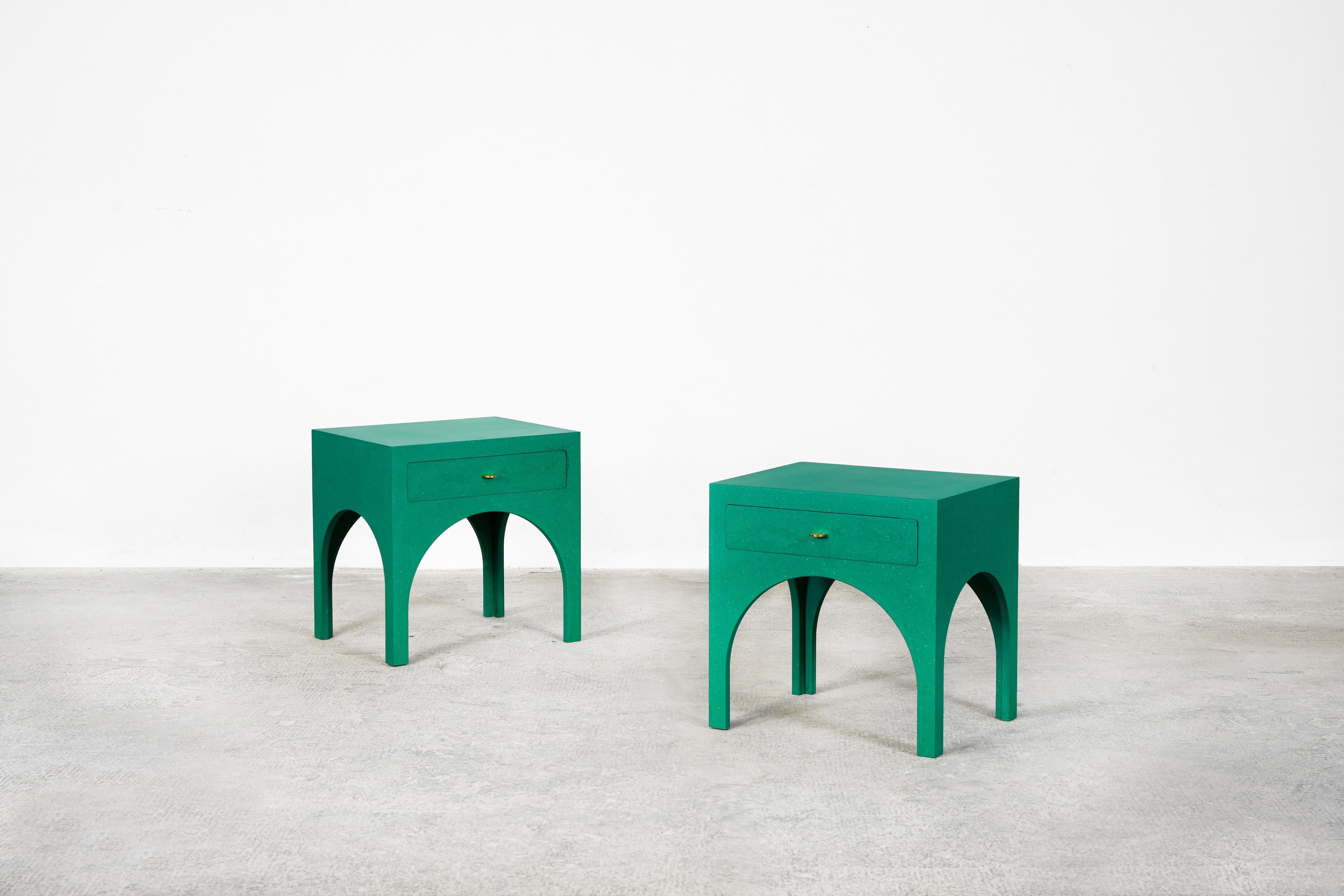 Preciosa pareja de mesas auxiliares/mesillas de noche verdes diseñadas por Yuzo Bachmann para Atelier Bachmann, fabricadas a mano en Alemania, 2019.
Estas mesillas de noche son de valcromato verde y tiradores de latón pulido. Acabado con cera