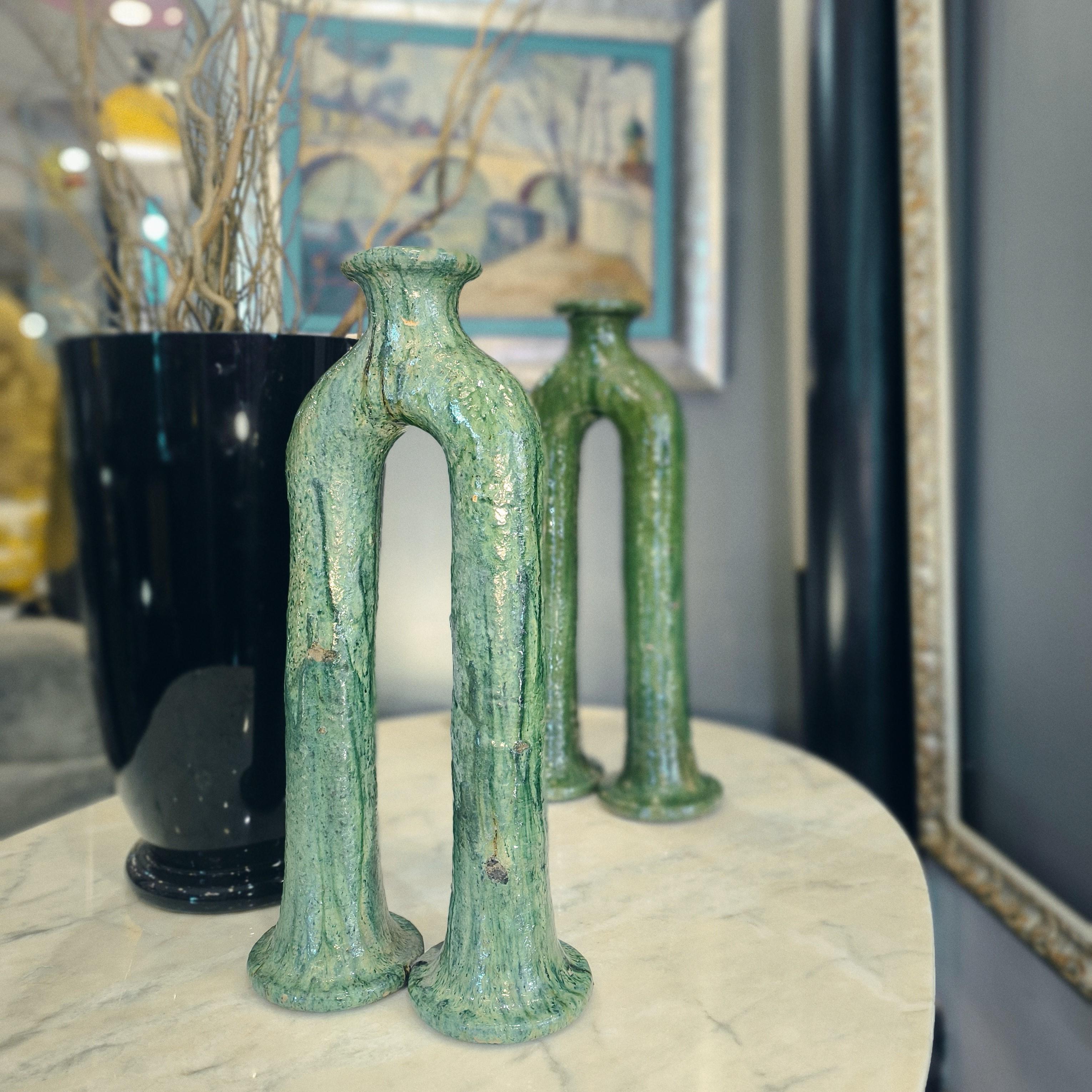 Exquise paire de vases en céramique émaillée provenant de Tamegroute, un village situé dans la vallée du Draa, dans le sud du Maroc. Historiquement, elle a servi de centre d'apprentissage et de religion grâce à sa célèbre zaouïa soufie. Ces vases