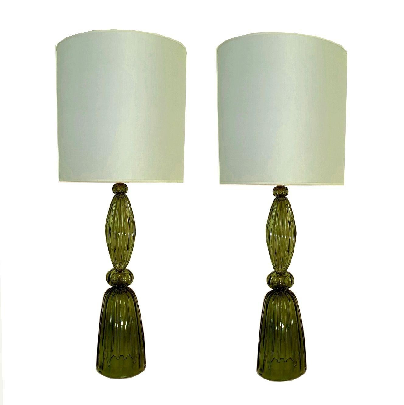 Paire de lampes en verre de Murano de style Barovier&Toso, vert forêt, Italie, années 1980.
Les grandes lampes en verre de Murano faites à la main sont vendues sans abat-jour.
La couleur des lampes du verre de Murano est un vert forêt ou un vert