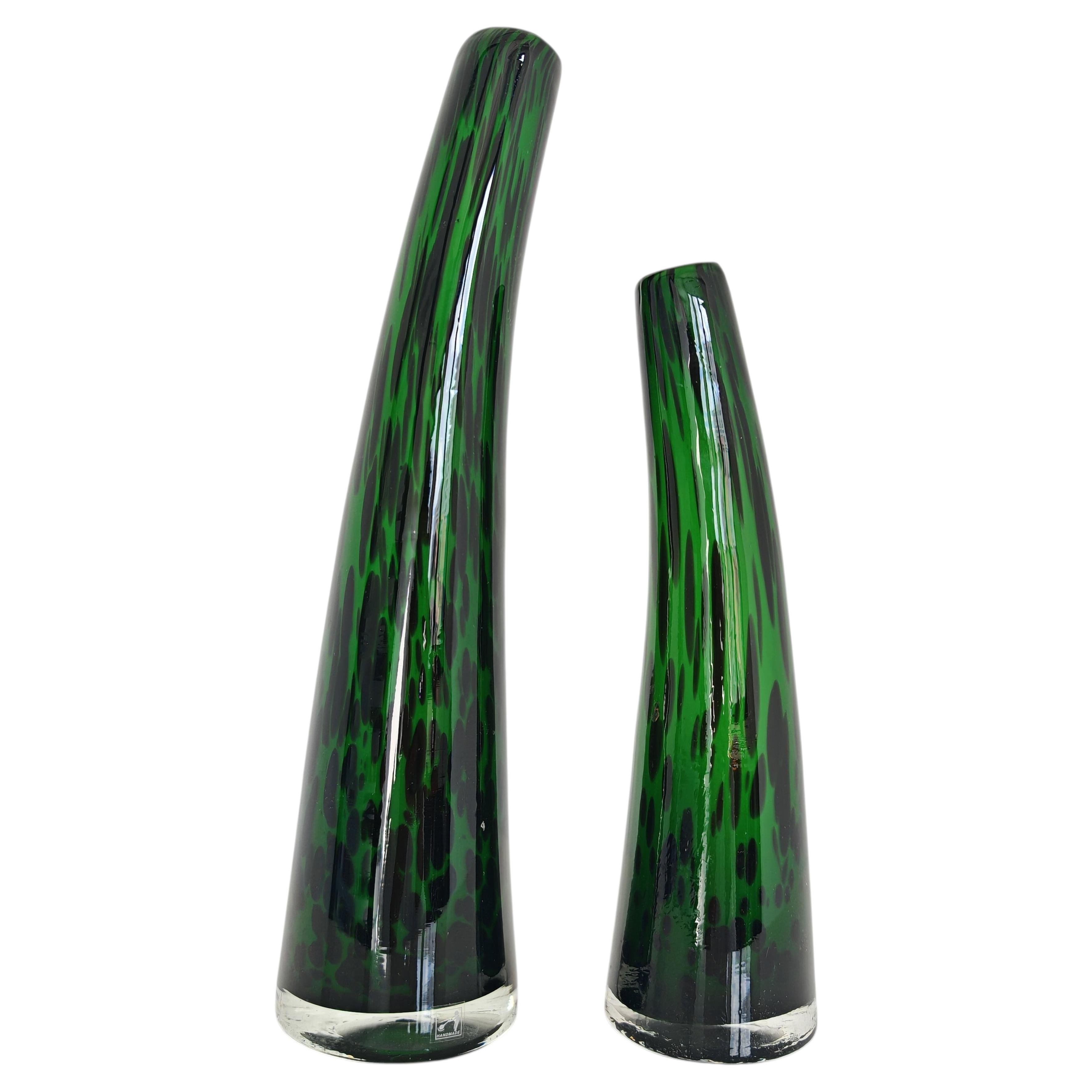 Paar Vasen aus grünem Murano-Glas mit schwarz gesprenkelter Dekoration, Italien 1980er