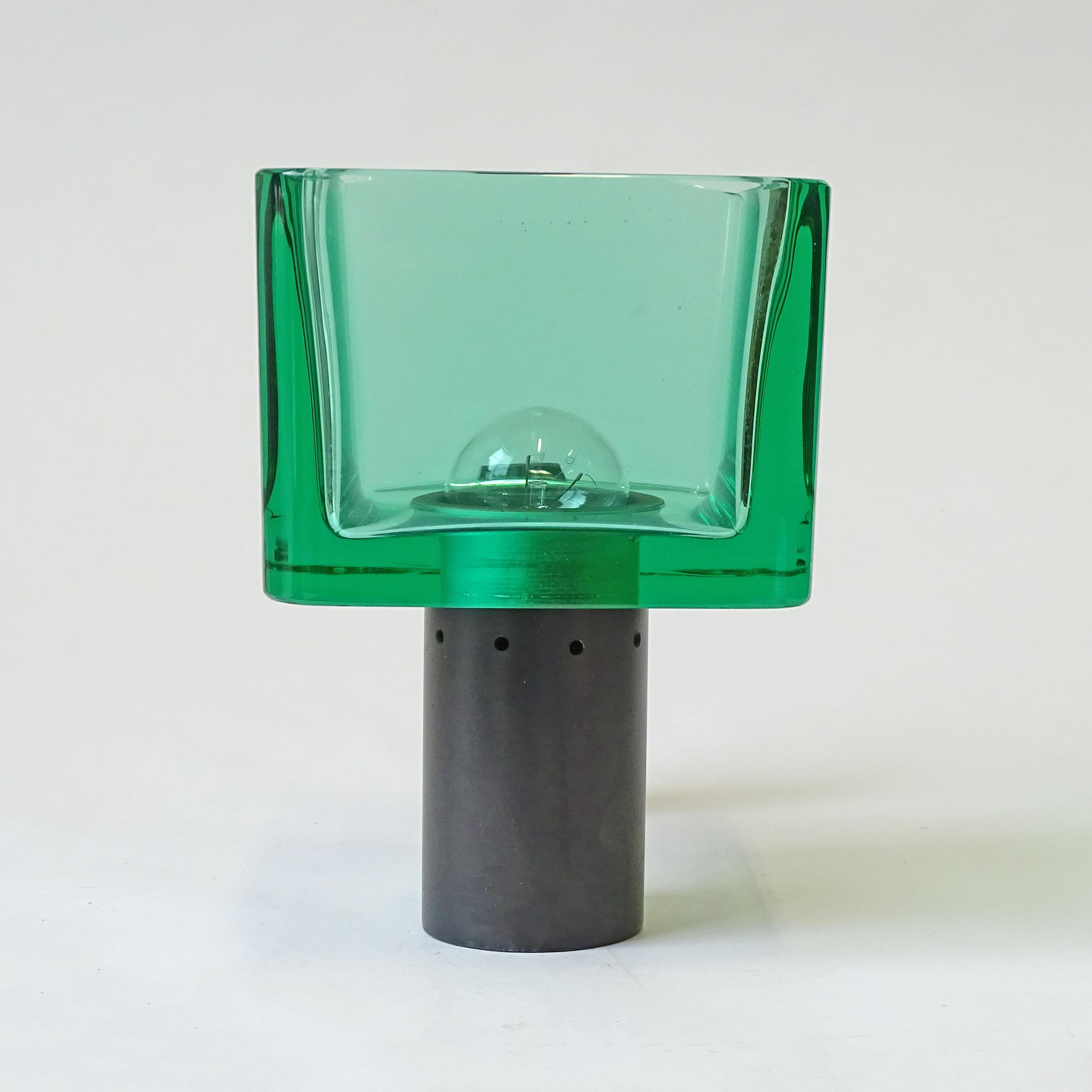 Prachtvolles Paar Wandlampen aus grünem Murano-Glas von Seguso, 
Schwarz lackierte Metallstruktur.
Italien 1960er Jahre