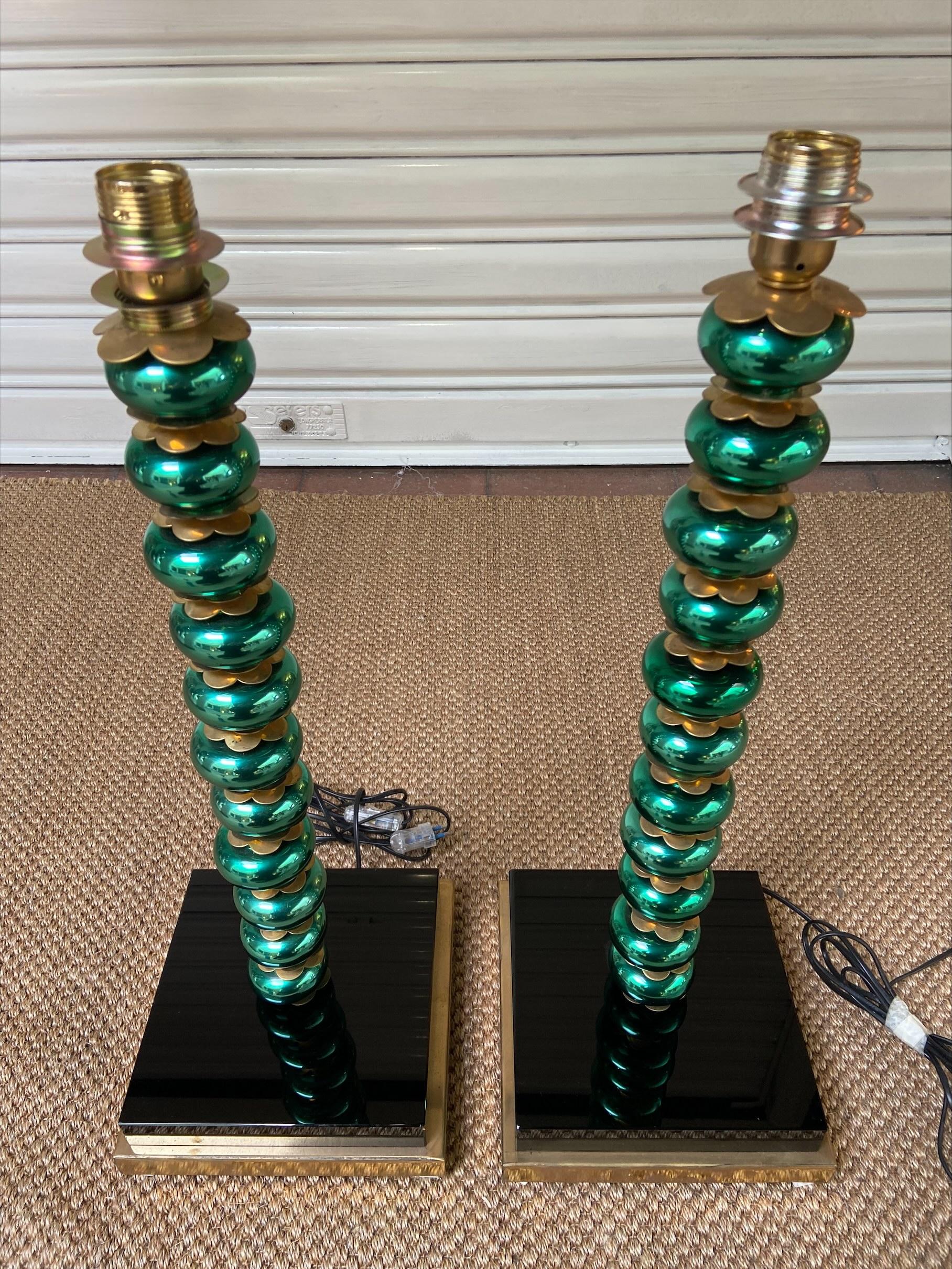 Paar grüne Muranotischlampen, 1980
Italien
Muranoglas, Messing und Spiegel

Maße: H 70 x L25 x P25 cm.
     