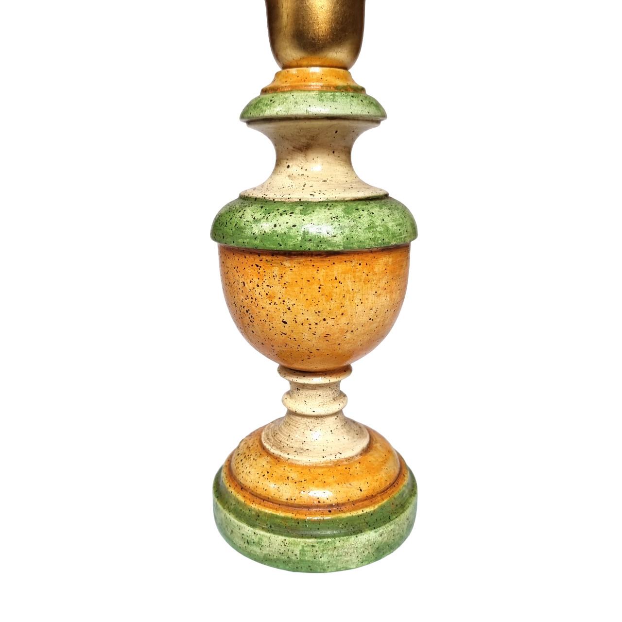 Paar grüne und orangefarbene lackierte gedrechselte Holz-Tischlampen mit Fortuny-Lampenschirmen (Handgefertigt) im Angebot