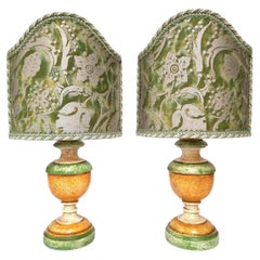 Paar grüne und orangefarbene lackierte gedrechselte Holz-Tischlampen mit Fortuny-Lampenschirmen