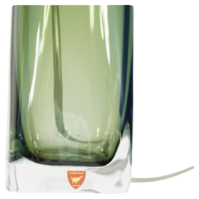 Grande paire de lampes en verre vertes d'Orrefors avec des accessoires chromés, signées Carl Fagerlund Orrefors sur le fond, des classiques élégants.
Le corps en verre mesure 13