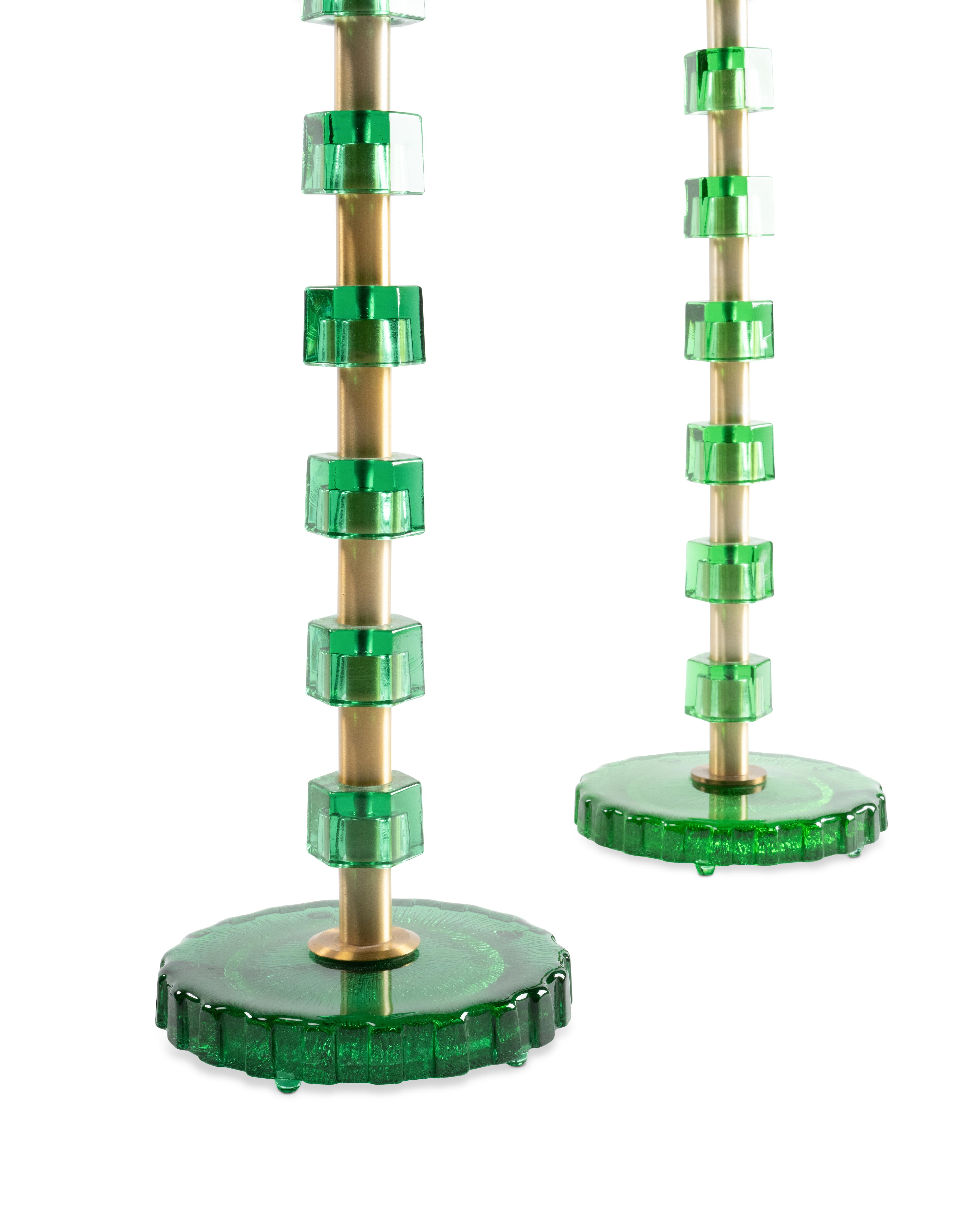 Paire de lampes vertes d'une hauteur avec l'abat-jour de 125cm et sans 85cm conçues en Suède par le fabricant Orrefors. 