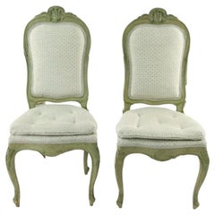 Paire de chaises d'appoint de style français peintes en vert avec motif de coquillage et assise matelassée 