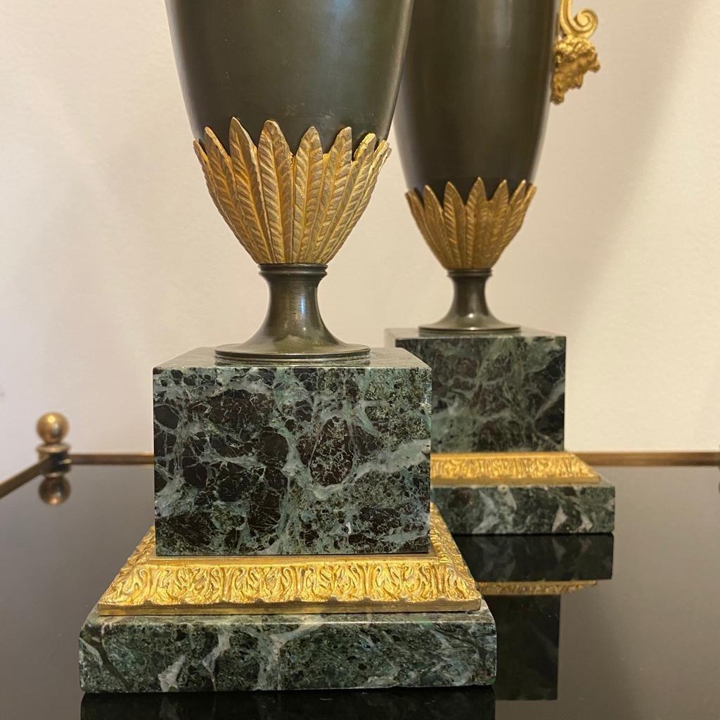 Pair Of Green Patina And Gilt Bronze Ewers, First Empire, Attributed To Ravrio For Sale 1