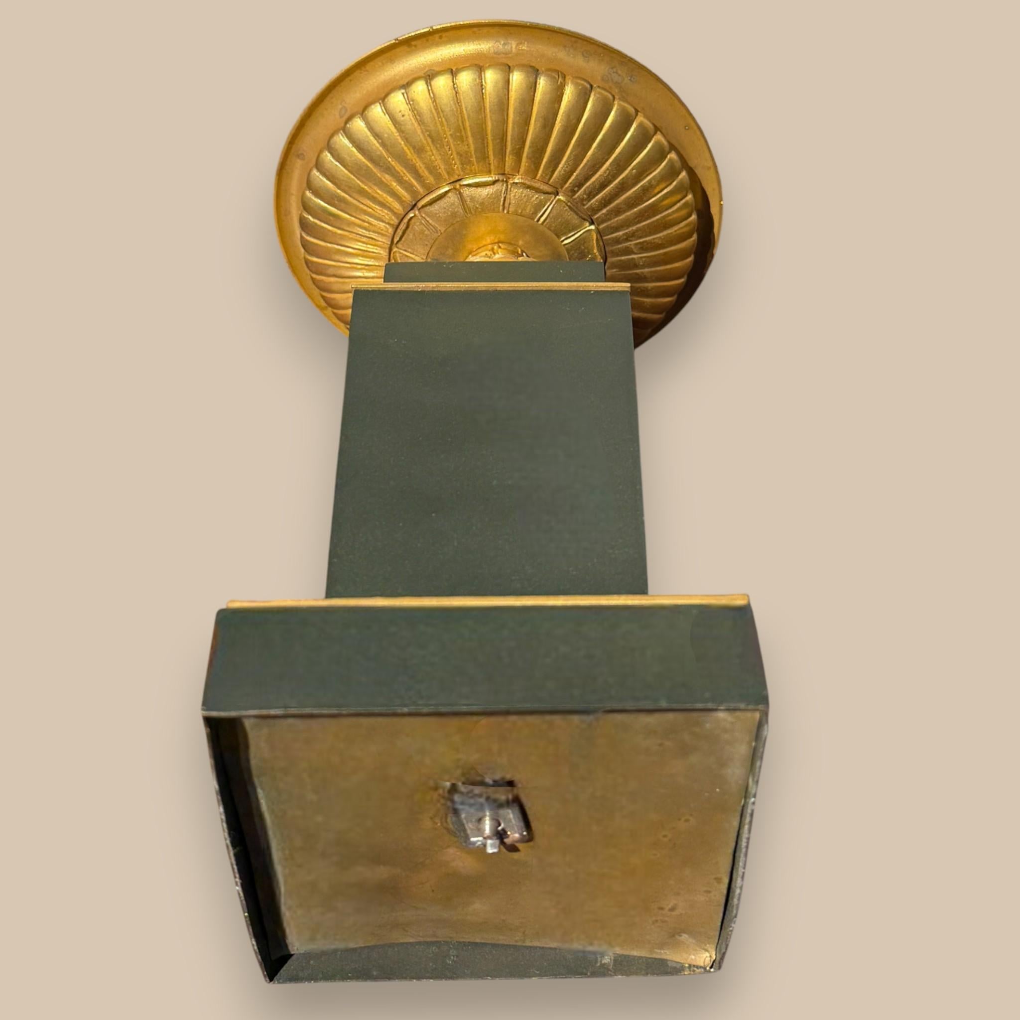 Coppia di tazze in bronzo dorato e patinato verde, Impero, circa 1810 in vendita 2