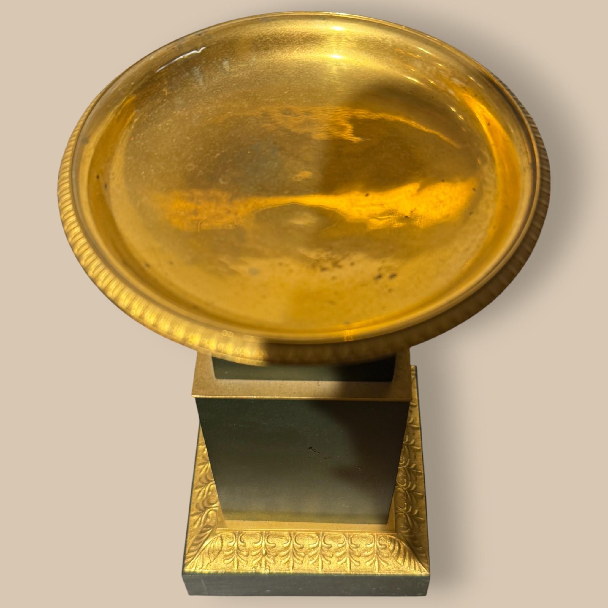 Coppia di tazze in bronzo dorato e patinato verde, Impero, circa 1810 in vendita 3