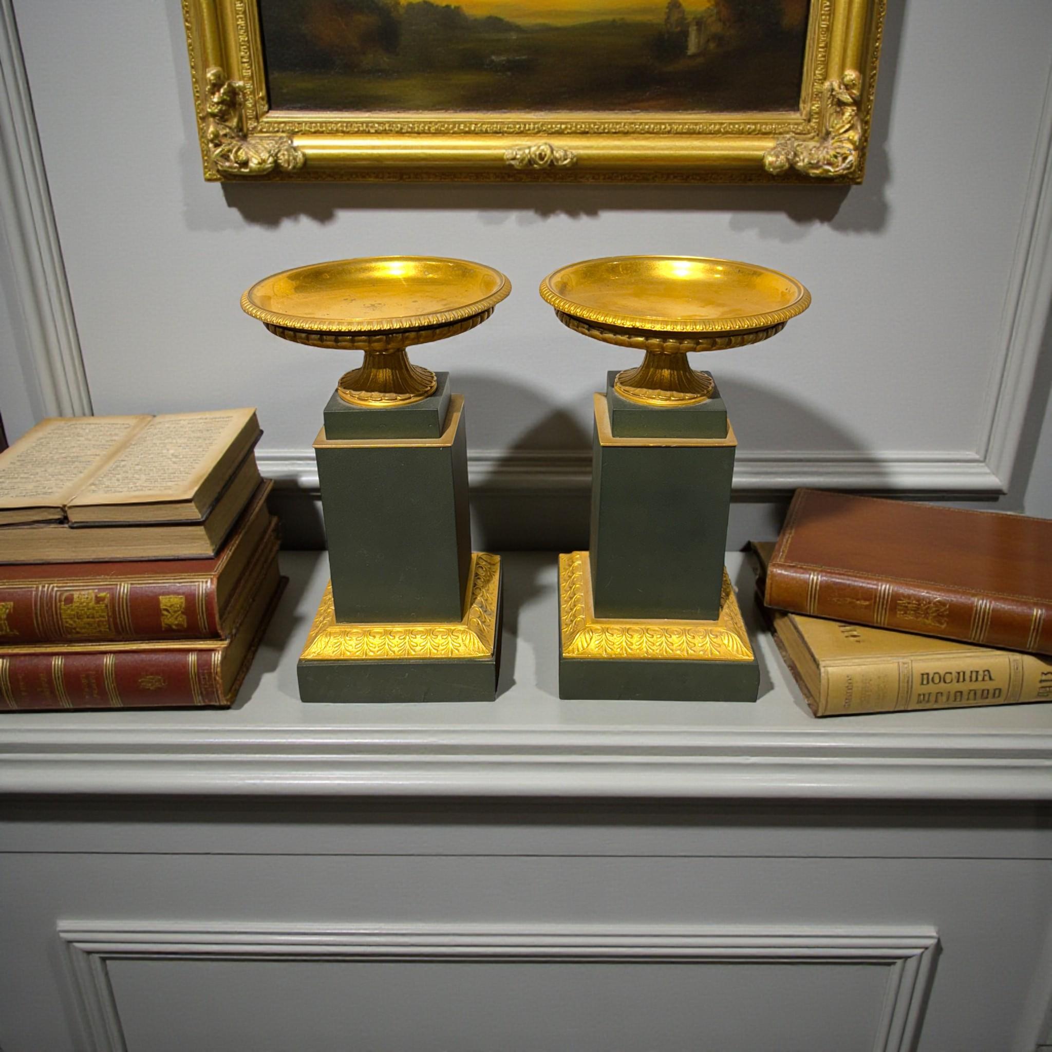 Stile impero Coppia di tazze in bronzo dorato e patinato verde, Impero, circa 1810 in vendita