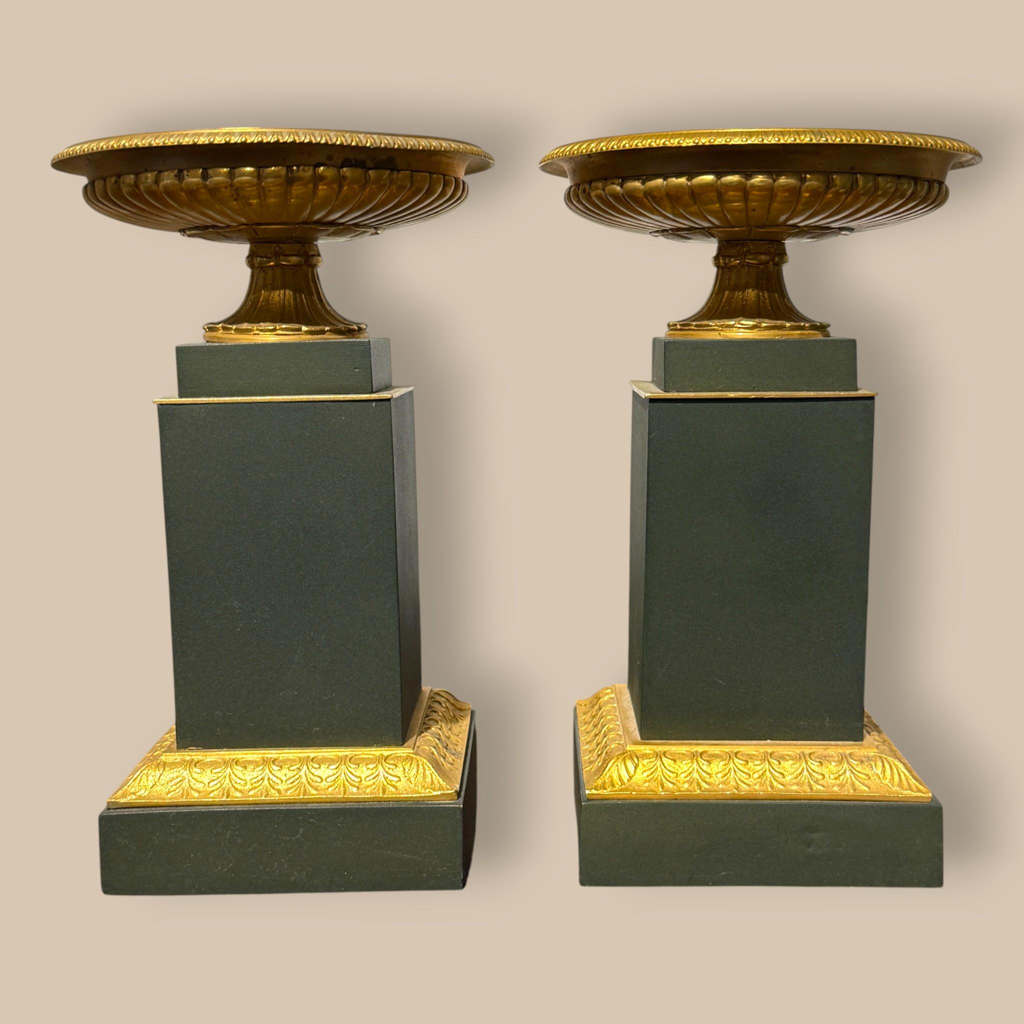 Francese Coppia di tazze in bronzo dorato e patinato verde, Impero, circa 1810 in vendita