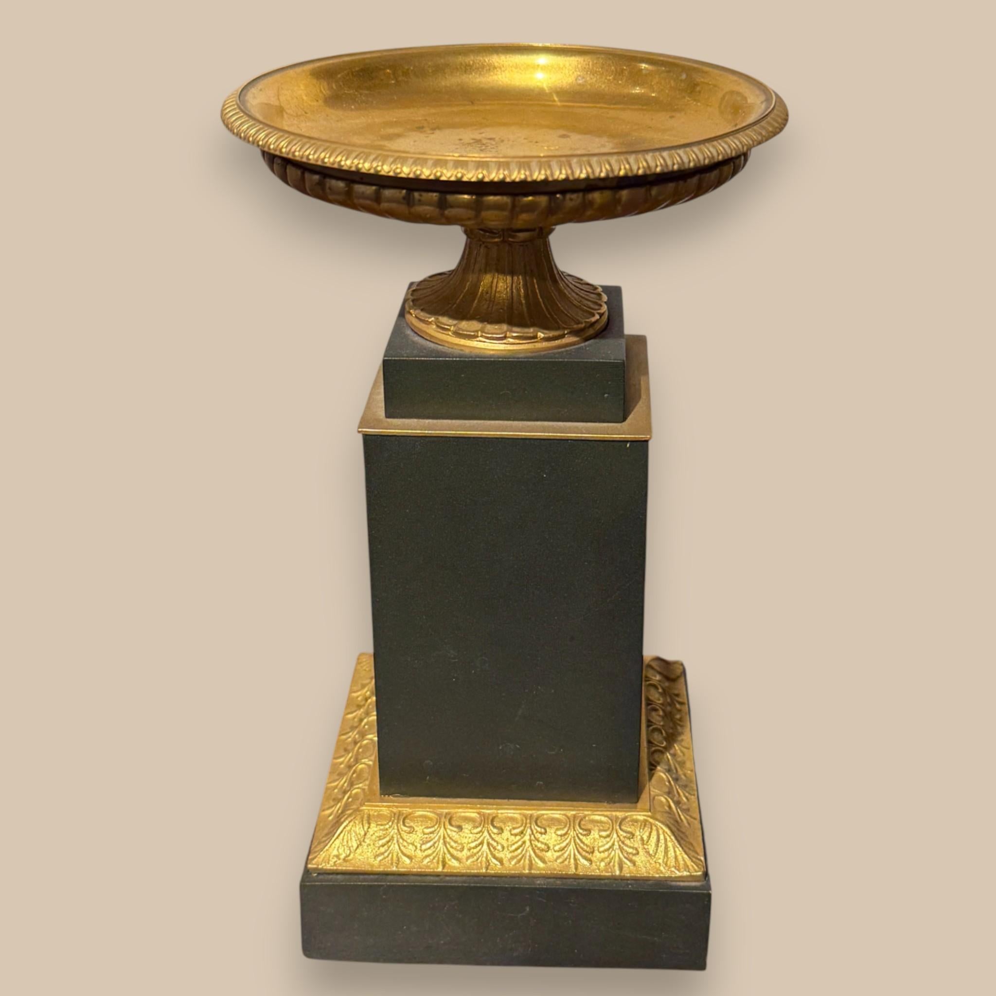 Dorato Coppia di tazze in bronzo dorato e patinato verde, Impero, circa 1810 in vendita