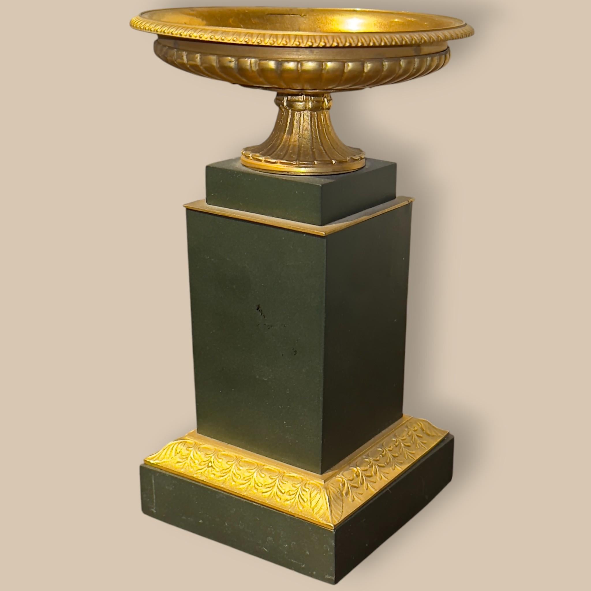 Coppia di tazze in bronzo dorato e patinato verde, Impero, circa 1810 In condizioni buone in vendita a NICE, FR