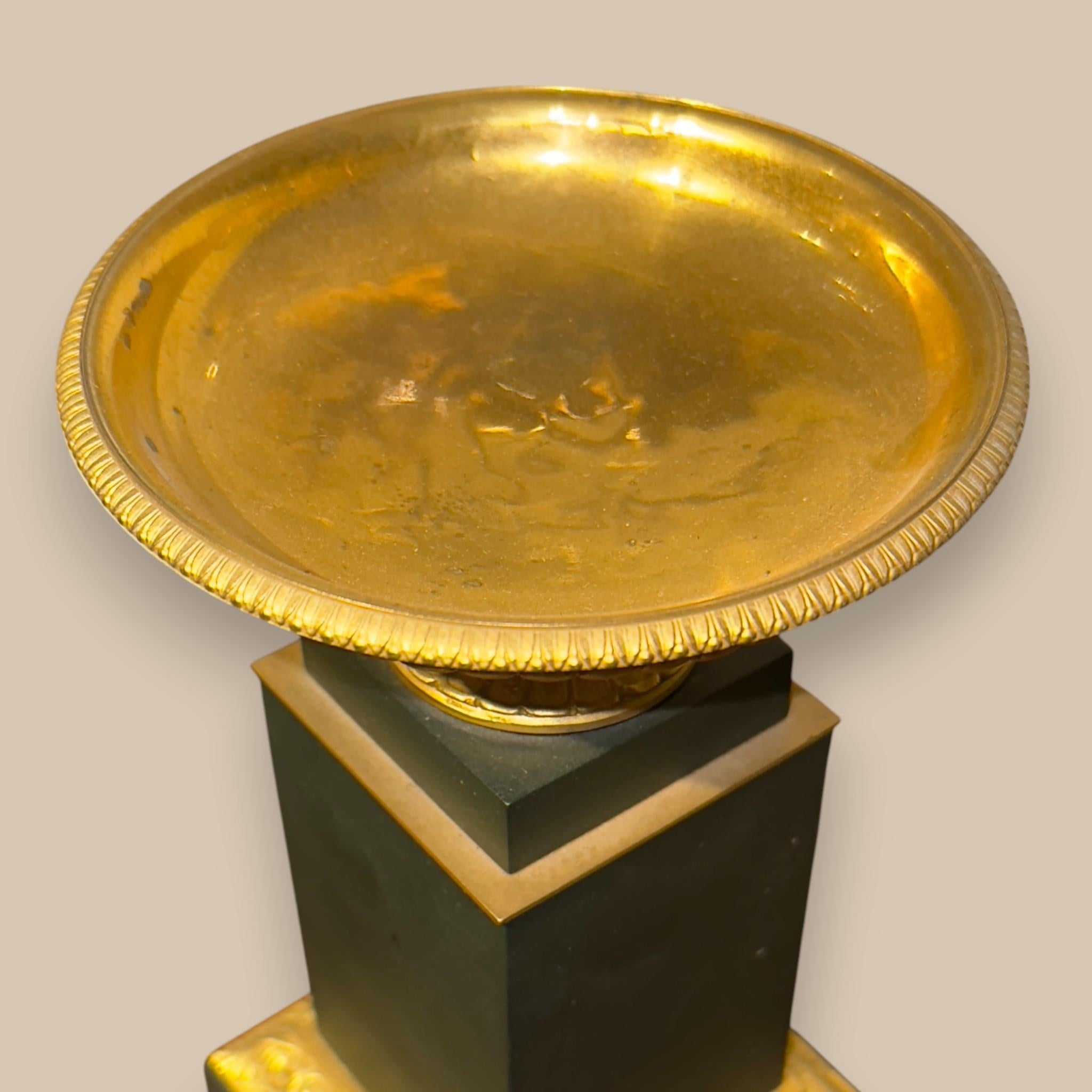 XIX secolo Coppia di tazze in bronzo dorato e patinato verde, Impero, circa 1810 in vendita