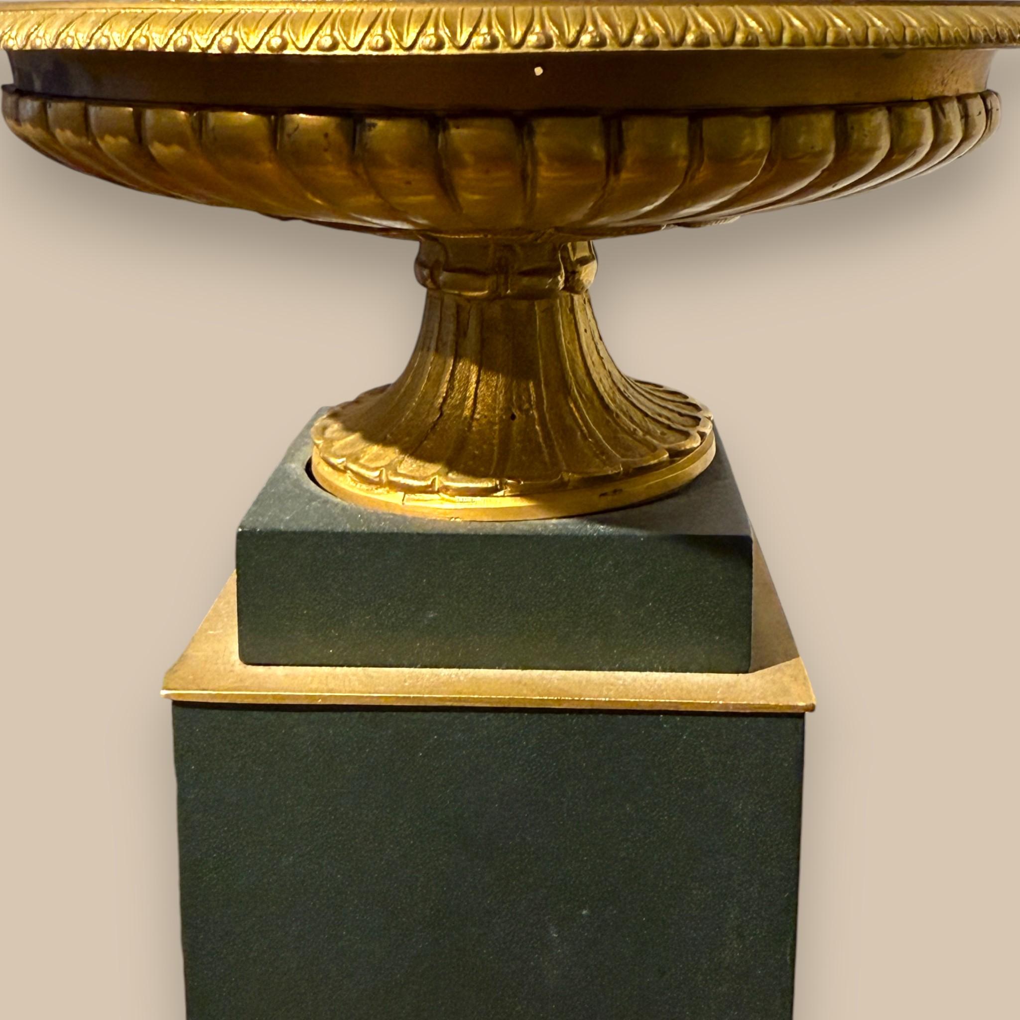 Bronzo Coppia di tazze in bronzo dorato e patinato verde, Impero, circa 1810 in vendita