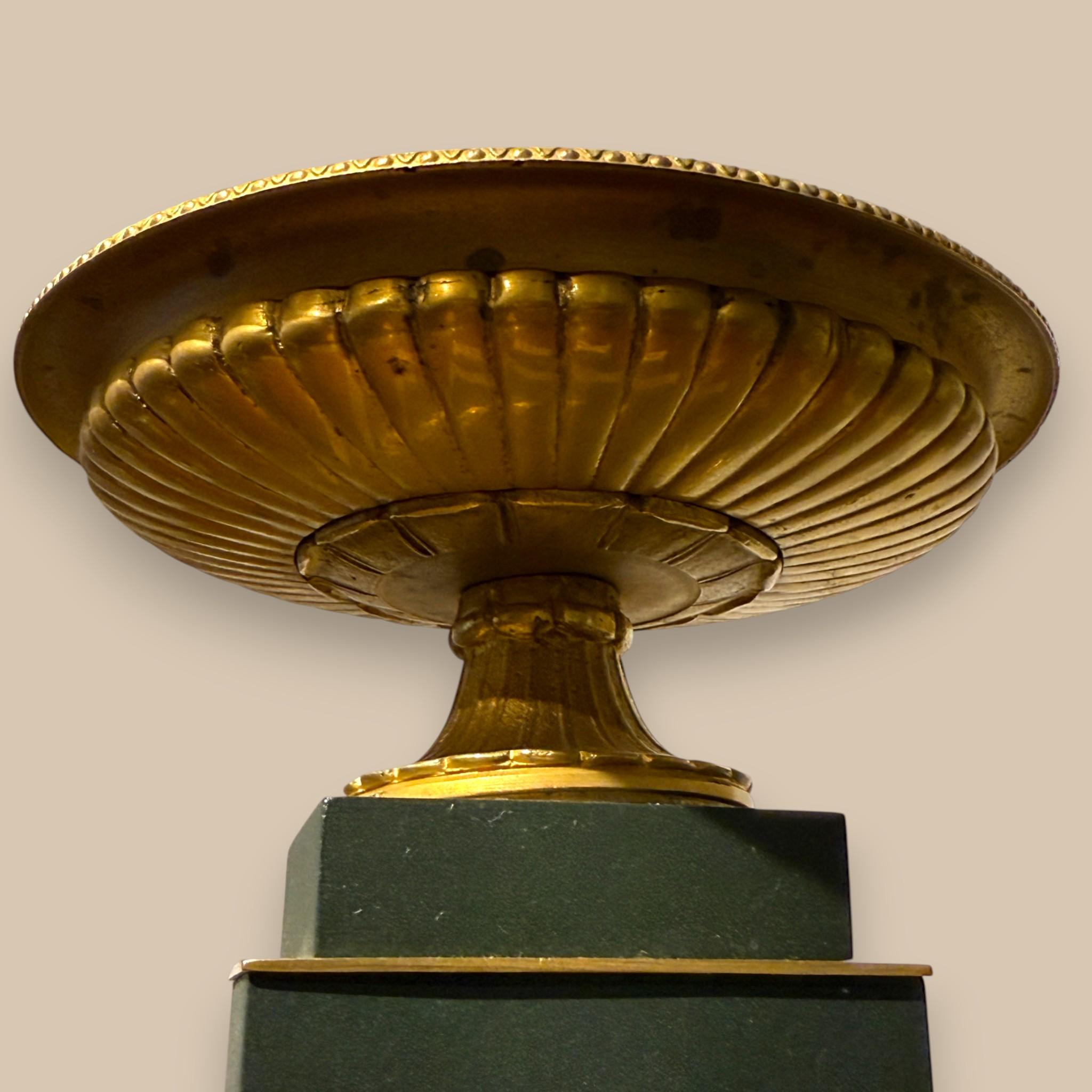 Coppia di tazze in bronzo dorato e patinato verde, Impero, circa 1810 in vendita 1