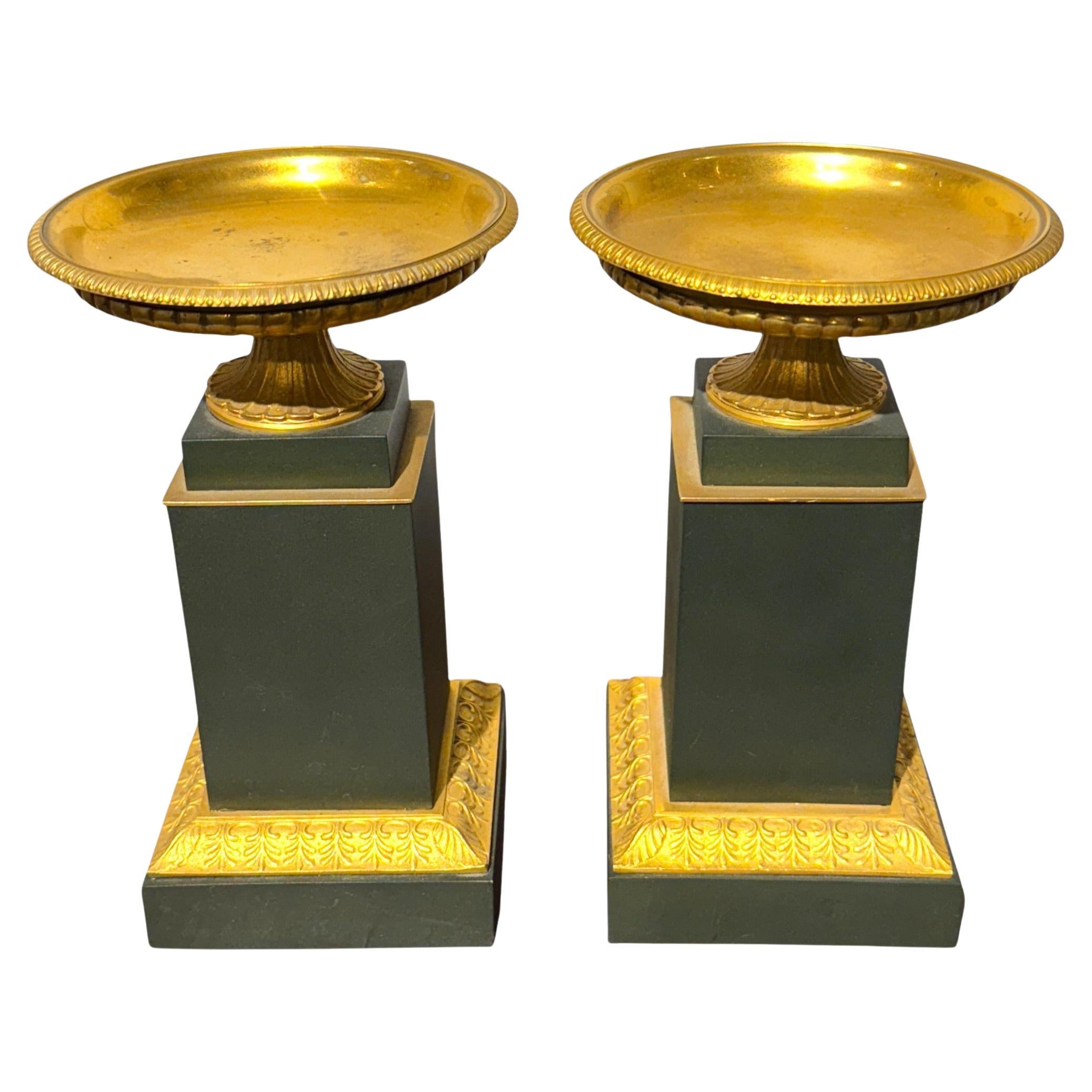 Coppia di tazze in bronzo dorato e patinato verde, Impero, circa 1810