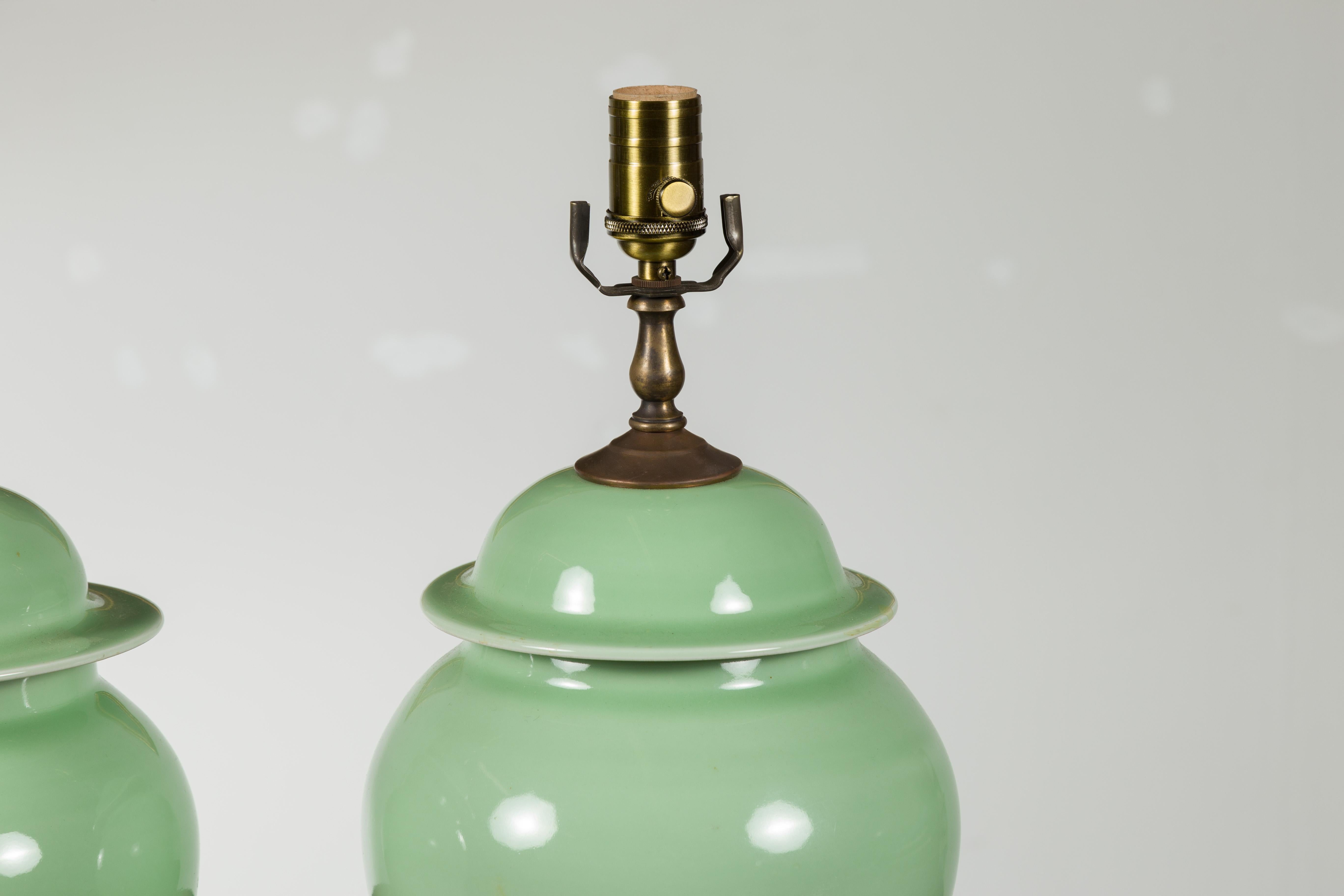 Pair of Green Porcelain Lidded Jar Table Lamps with Round Lucite Bases, Wired For Sale 4