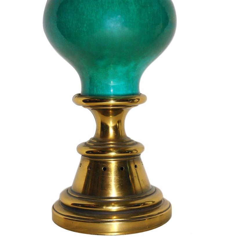 Paire de lampes de table en porcelaine verte italienne des années 1940 avec des bases en bronze.

Mesures :
Hauteur du corps : 18,5 ?
Point le plus large : 8,5 ?