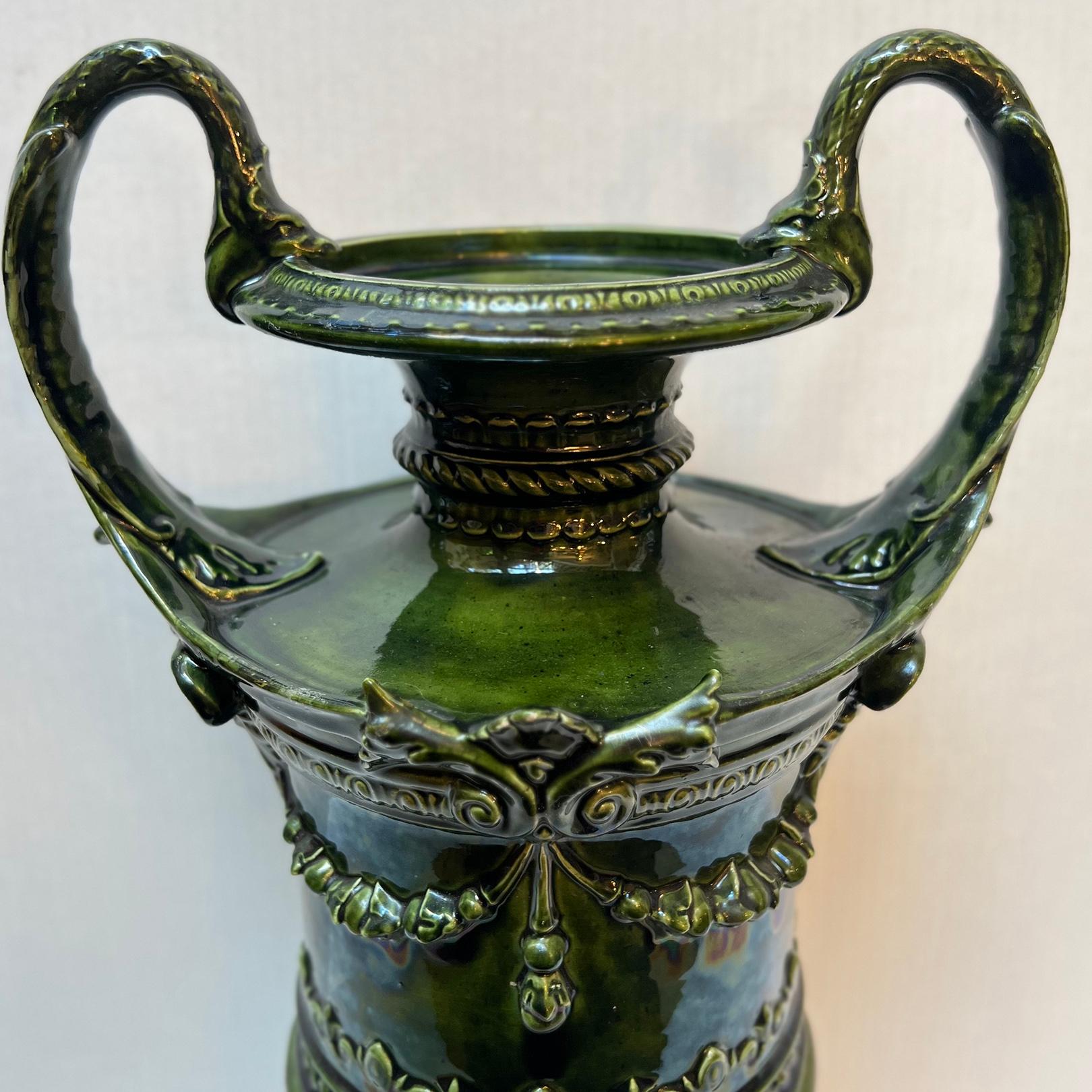 Paire de vases en porcelaine anglaise de la fin du 19e siècle avec docoraion de feuillage sur le corps.

Mesures :
Hauteur : 18.5