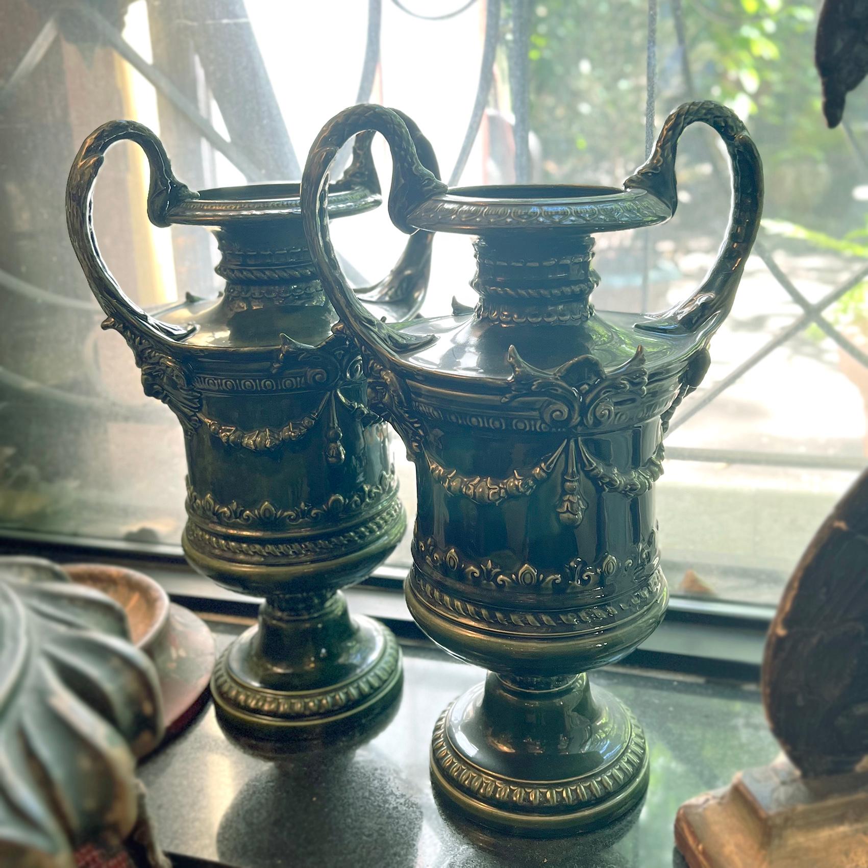 Paar Vasen aus grünem Porzellan im Angebot 2