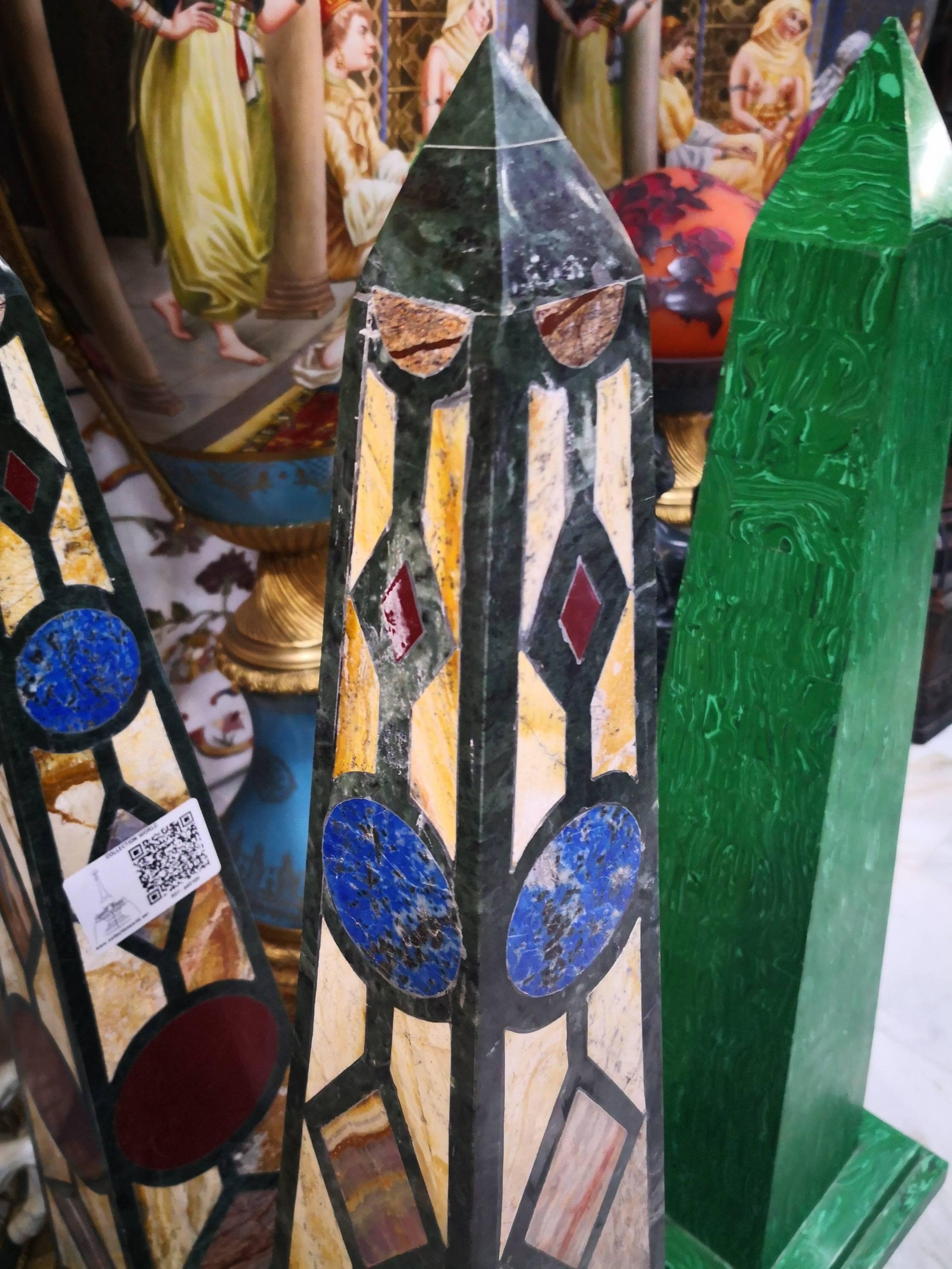 Pair of Green Serpentine Marble Obelisks with Lapis Lazuli Inlay Mosaic In Excellent Condition For Sale In Marbella, ES