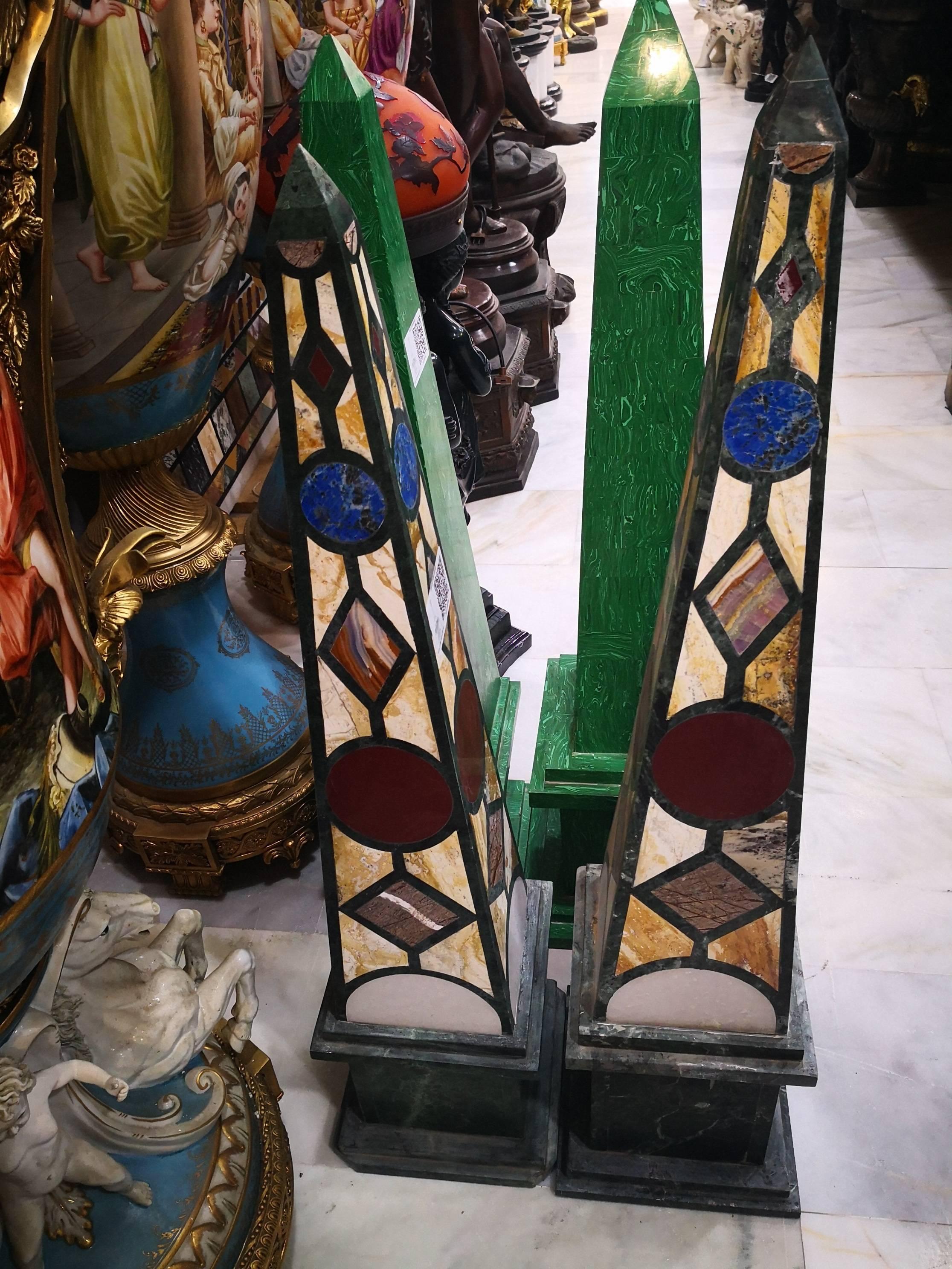 Paire d'obélisques en marbre serpentin vert avec mosaïque incrustée de lapis-lazuli en vente 1