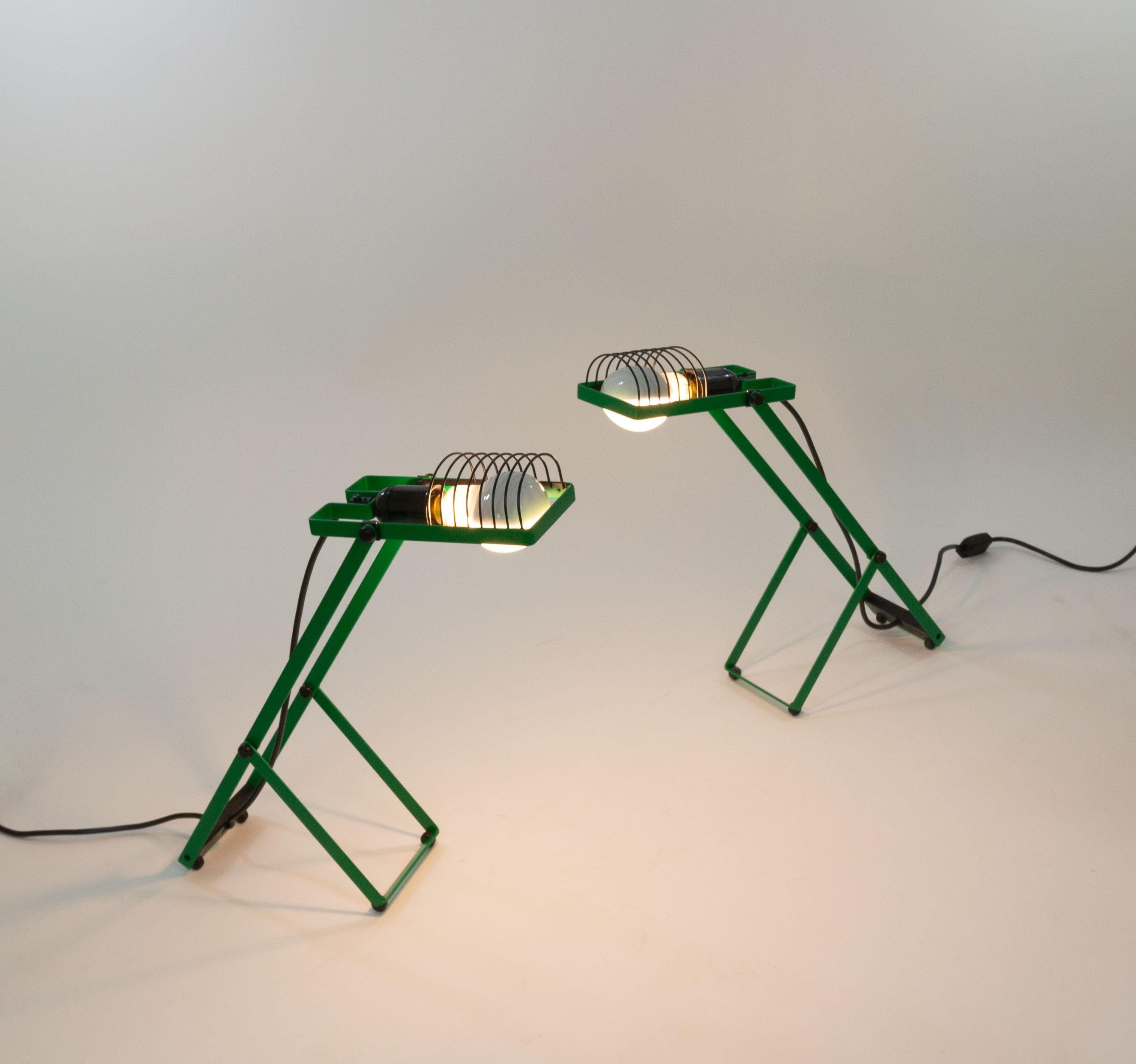 Ein Paar Sintesi-Tischlampen, entworfen von Ernesto Gismondi für die italienische Beleuchtungsfirma Artemide in den 1970er Jahren.

Diese Lampen stammen aus der ersten Serie der Sintesi-Lampen. Die Beleuchtungskörper sind für Bajonettverschlüsse