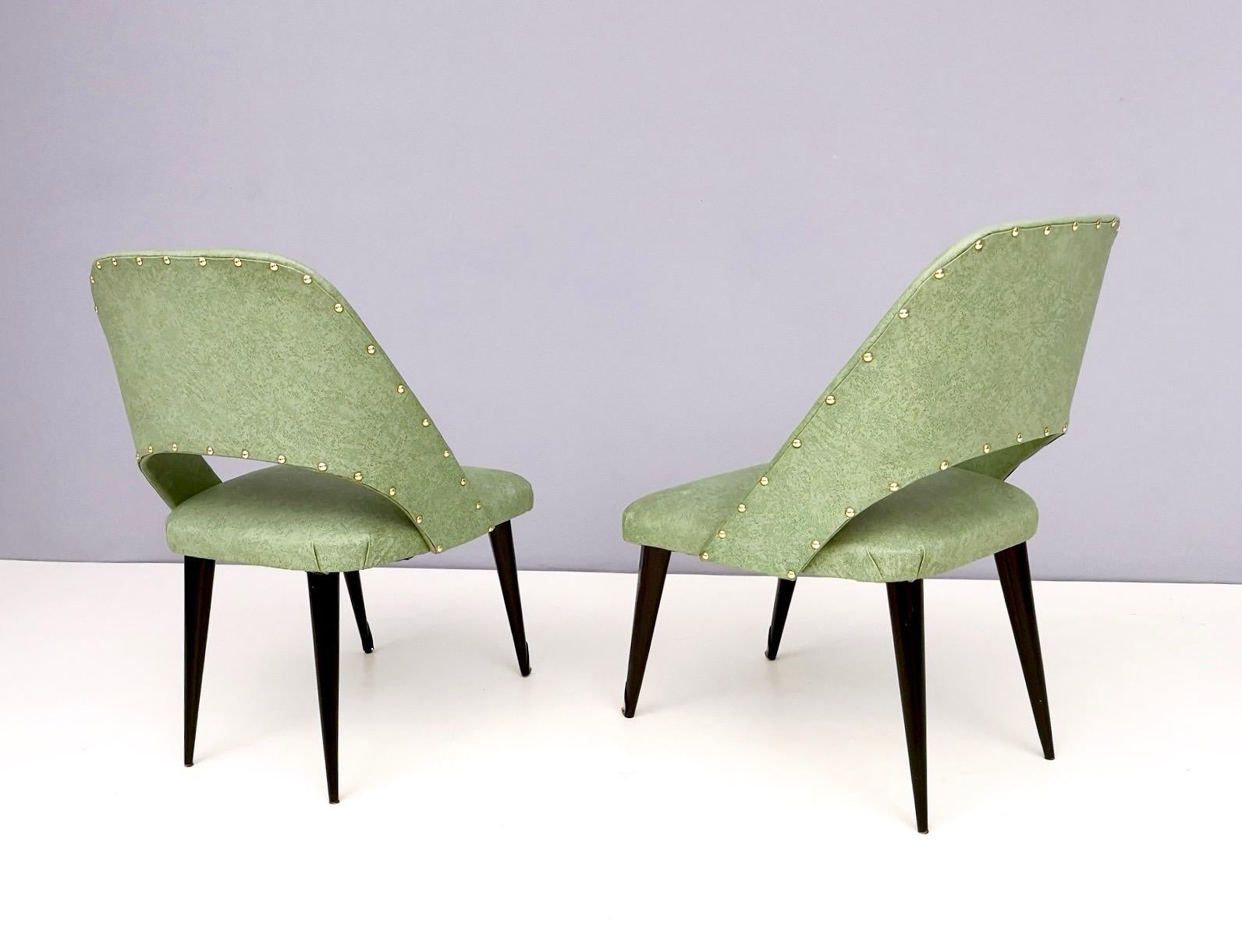 italien Paire de chaises d'appoint Skai vertes avec pieds en bois ébénisé, Italie en vente