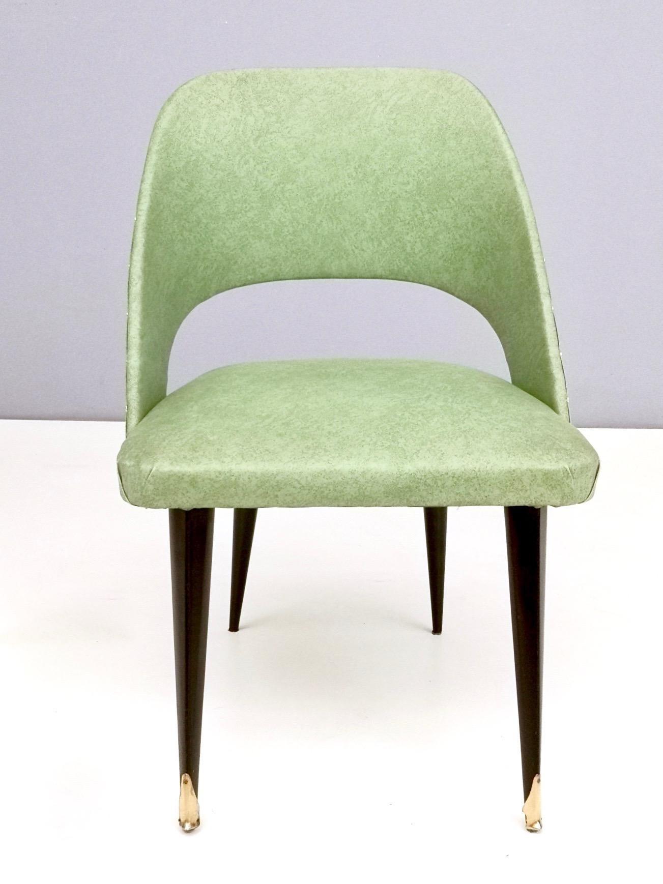 Paire de chaises d'appoint Skai vertes avec pieds en bois ébénisé, Italie Bon état - En vente à Bresso, Lombardy