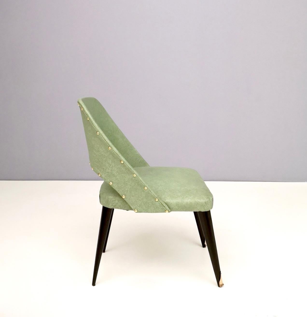 Milieu du XXe siècle Paire de chaises d'appoint Skai vertes avec pieds en bois ébénisé, Italie en vente
