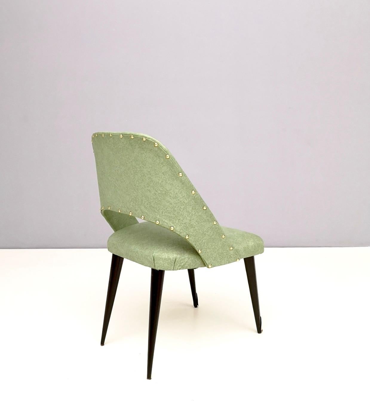 Laiton Paire de chaises d'appoint Skai vertes avec pieds en bois ébénisé, Italie en vente